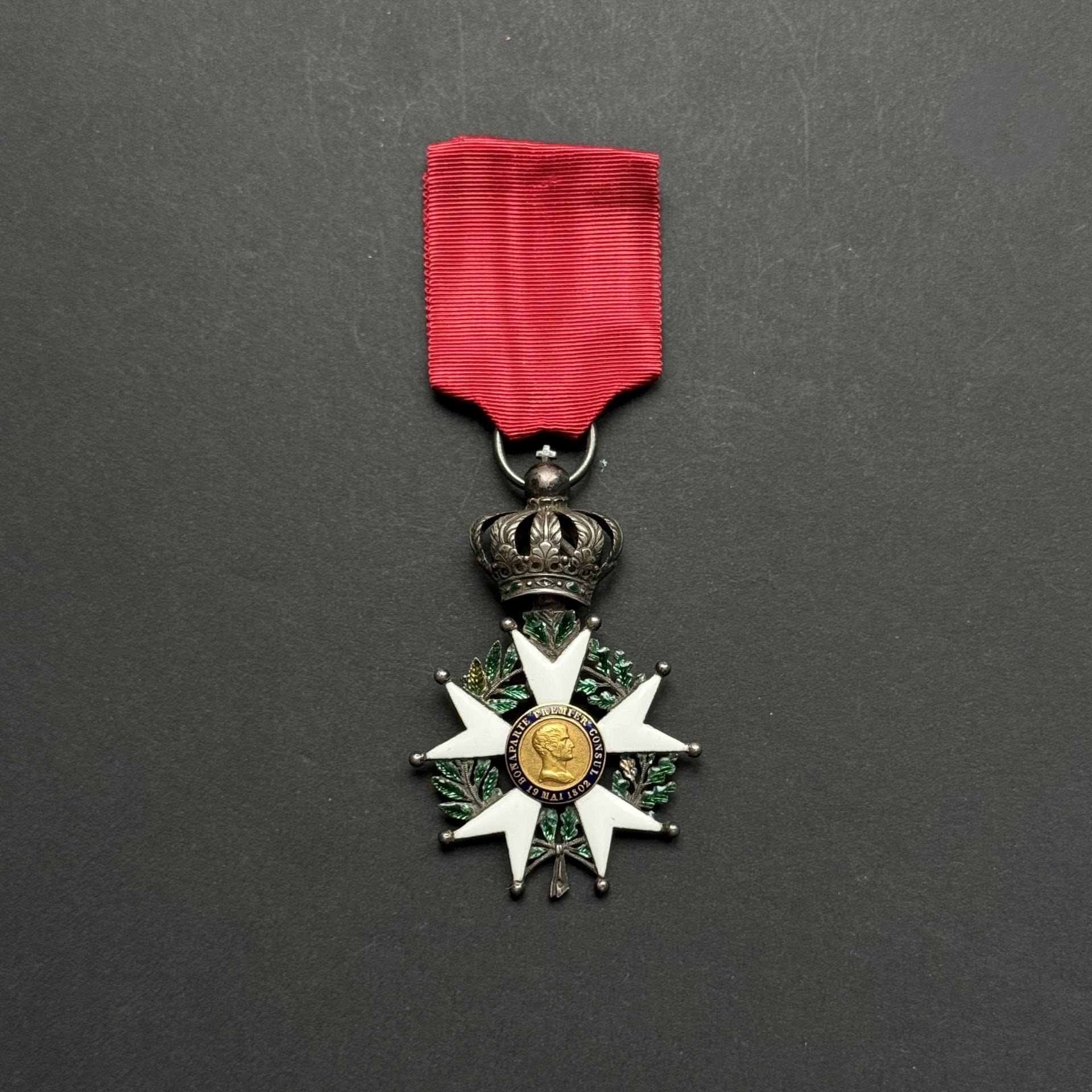 FRANCE 
ORDRE DE LA LÉGION D’HONNEUR 
Étoile de chevalier d’époque IIe République modifiée Présidence. 
En argent, or et émail (refait, un éclat à la légende) Anneau lisse. Poinçon tête de sanglier. Ruban. 
65 x 45 mm - Poids brut : 20,8 g 
T.T.B.