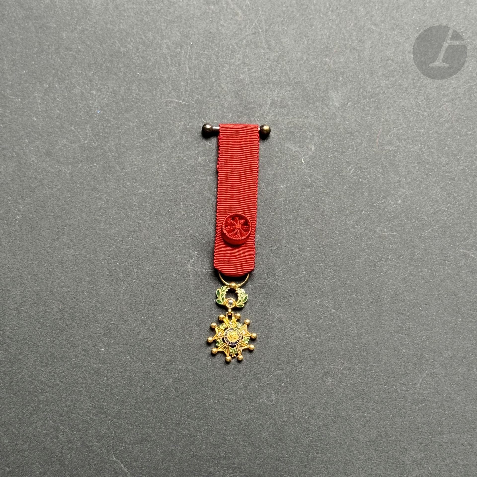 FRANCE 
ORDRE DE LA LÉGION D’HONNEUR 
Miniature d’officier d’époque IIIe République. 
En or et émail, les branches et la couronne ornées de petits diamants à l’avers. Poinçon tête d’aigle sur l’anneau. 
20 x 12 mm - Poids brut : 2,4 g
Dans un écrin. 
SUP.
