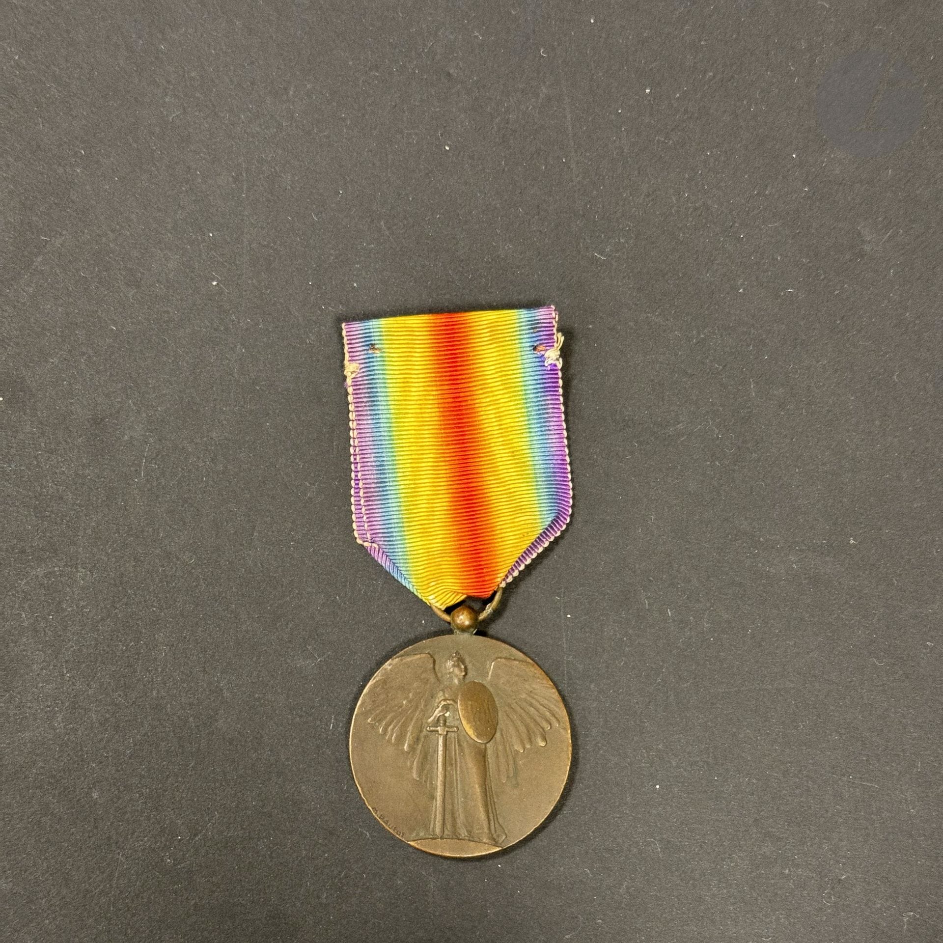 FRANCE
MÉDAILLE INTERALLIÉE 
Médaille du modèle Pautot Mattéi. 
En bronze à patine sombre. Ruban. 
T.T.B.