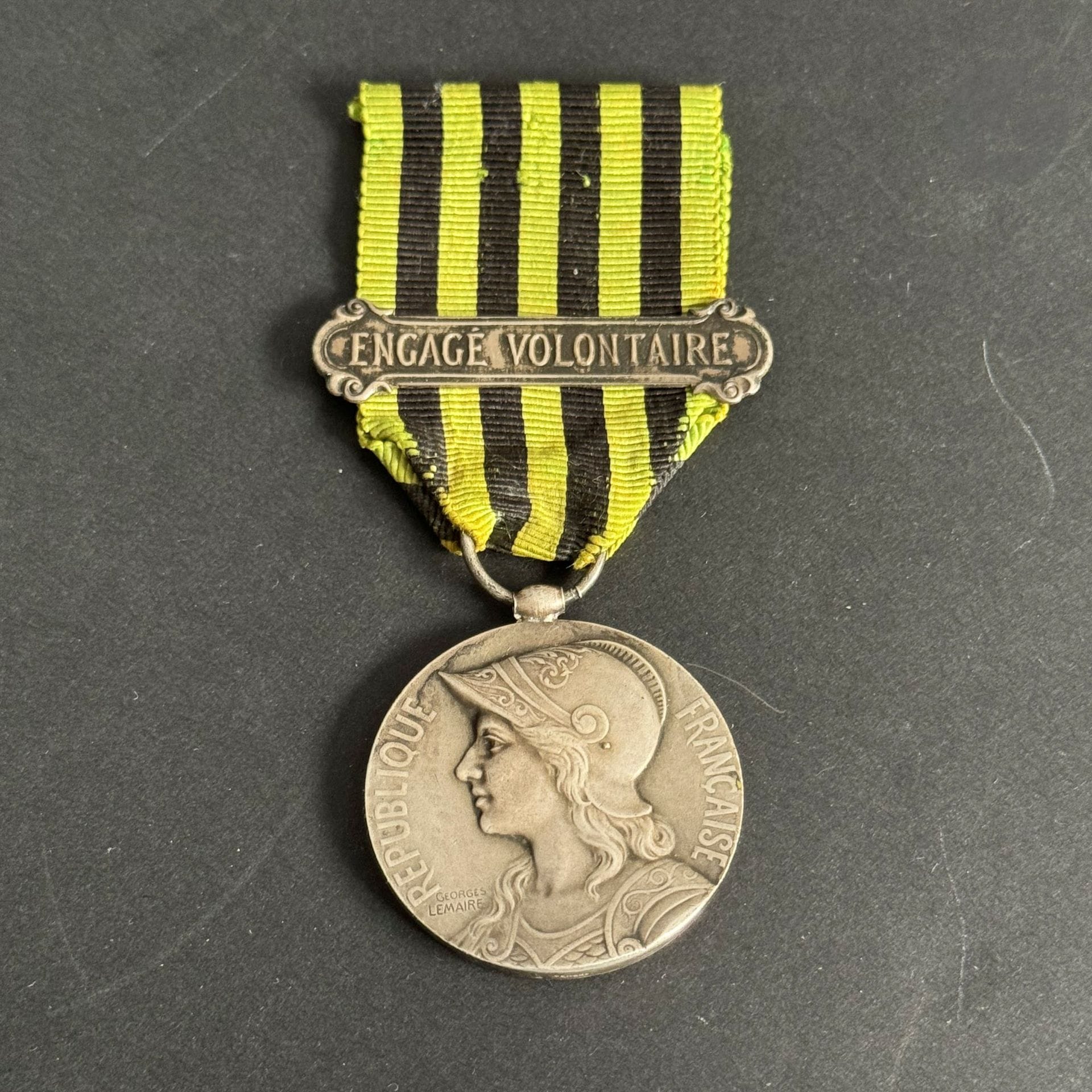FRANCE 
1870 WAR COMMEMORATIVE MEDAL.
Large medal in silver-plated bronze. Stamped on the edge "BRONZE" by Arthus Bertrand. 
Ribbon with "engagé volontaire" clasp.
35 mm
T.T.B.