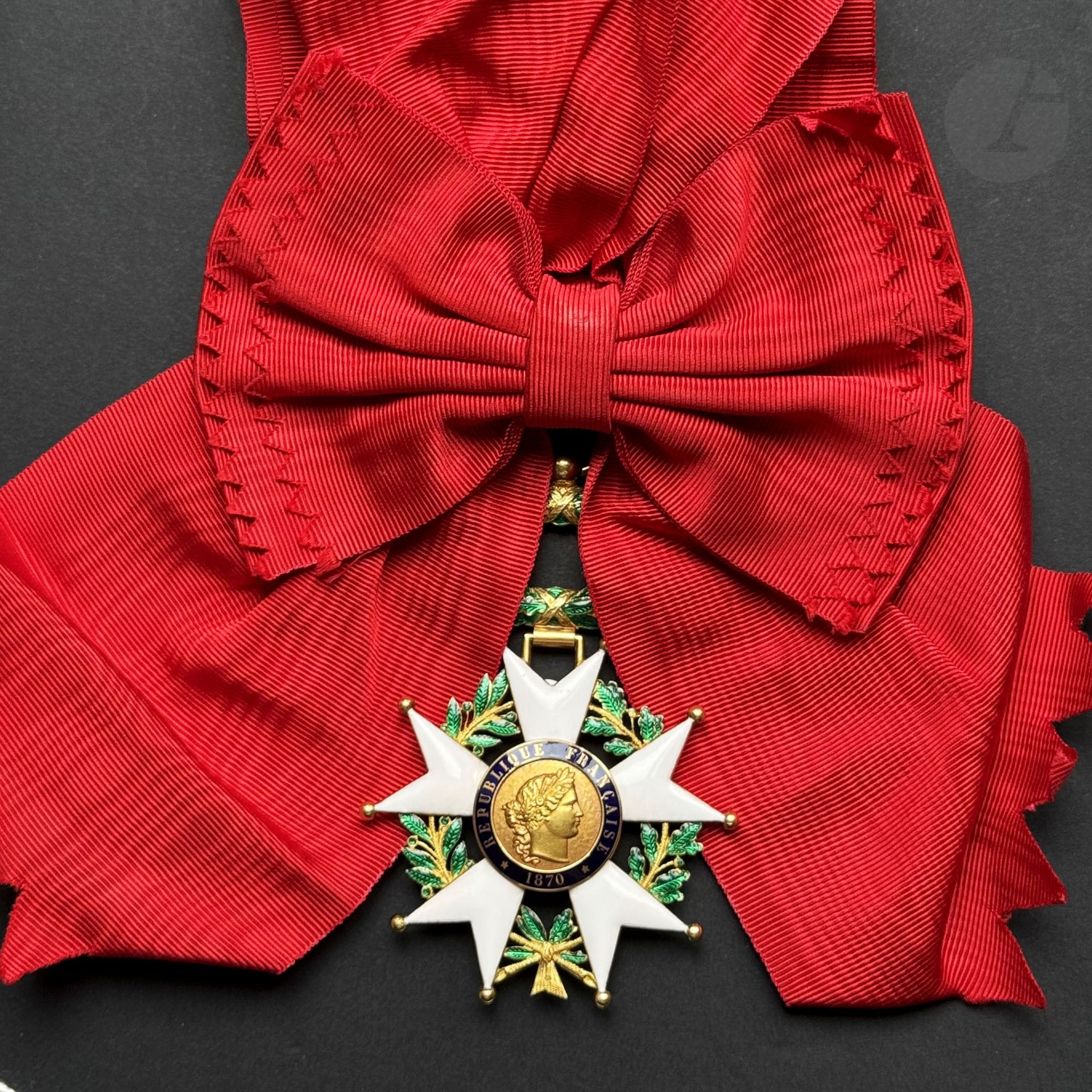 FRANCE 
ORDRE DE LA LÉGION D’HONNEUR 
Bijou de grand-croix d’époque IIIe République. 
En or et émail (éclats au revers de la branche supérieure). 
Poinçon tête d’aigle et d’orfèvre V.L (Victor Lemoine) sur l’anneau. 
100 x 68 mm - Poids brut : 68 g
On y joint une écharpe de grand-croix de fabrication moderne.
T.T.B.