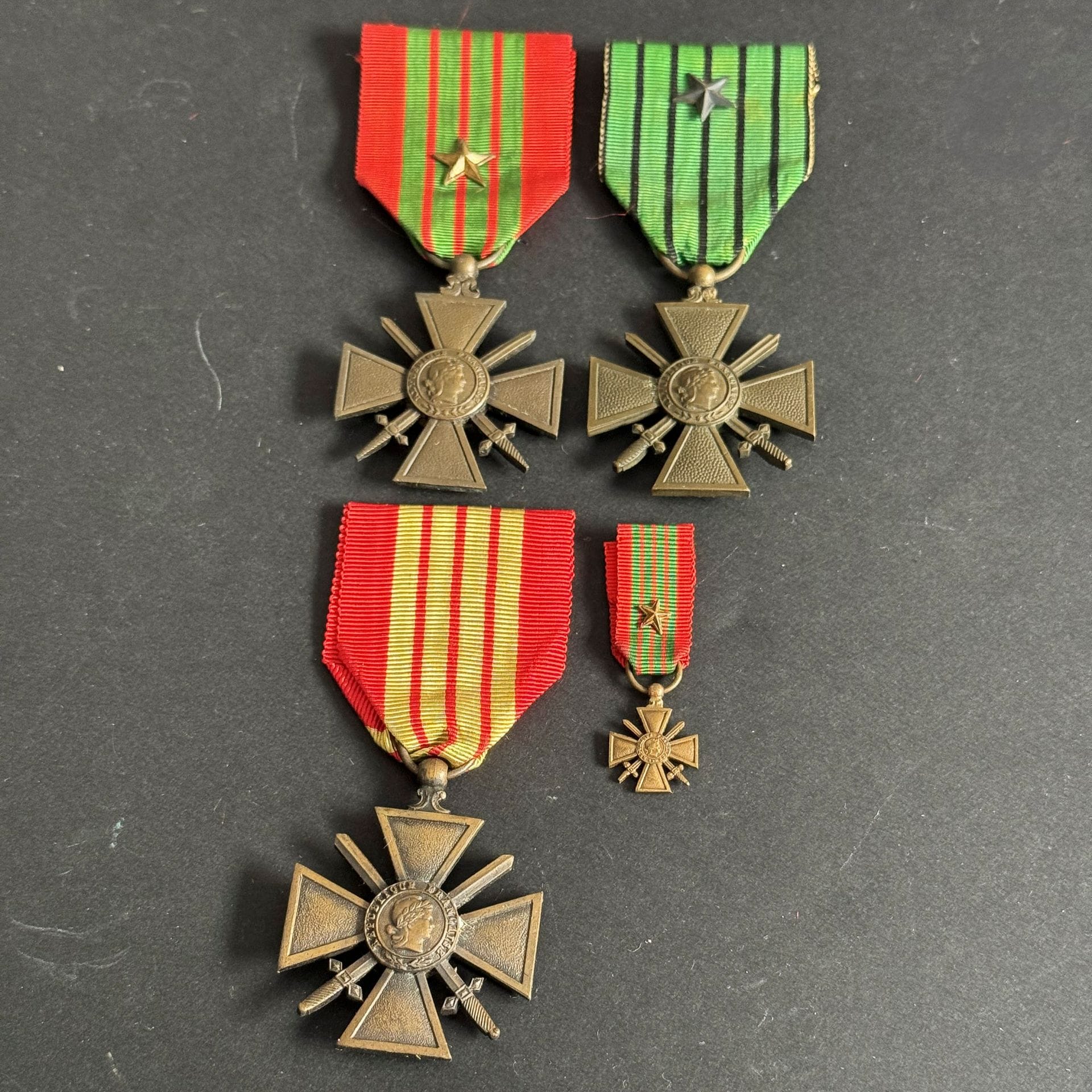 FRANCE 
CROIX DE GUERRE (1939-1945)
Trois croix de guerre : 
- modèle de l’état français. En bronze. Millésime 1939-1940. Ruban de l’état français. 
- millésime 1939. En bronze. Ruban à une étoile. On y joint une miniature. 
- millésime 1939-1940. En bronze.