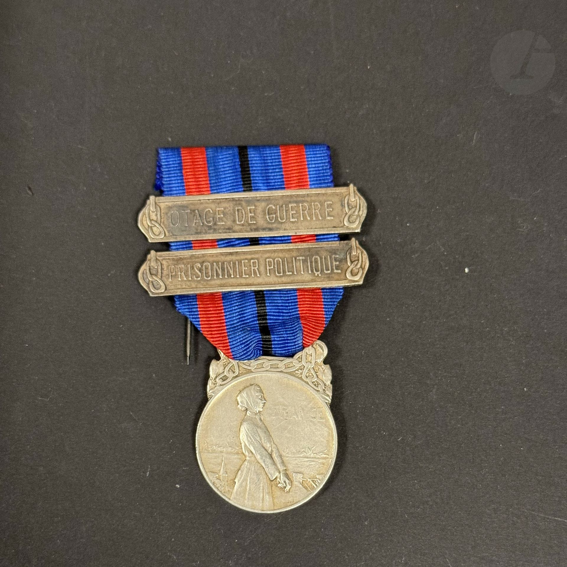 FRANCE 
Médaille « aux victimes de l’invasion » de 2e classe, degré « argent » (1921). 
En bronze argenté. Poinçon triangulaire du fabricant et « D » du graveur Dautel. Ruban à agrafes en métal argenté « OTAGE DE GUERRE » et « PRISONNIER POLITIQUE ». 
39 x 28 mm
T.T.B.