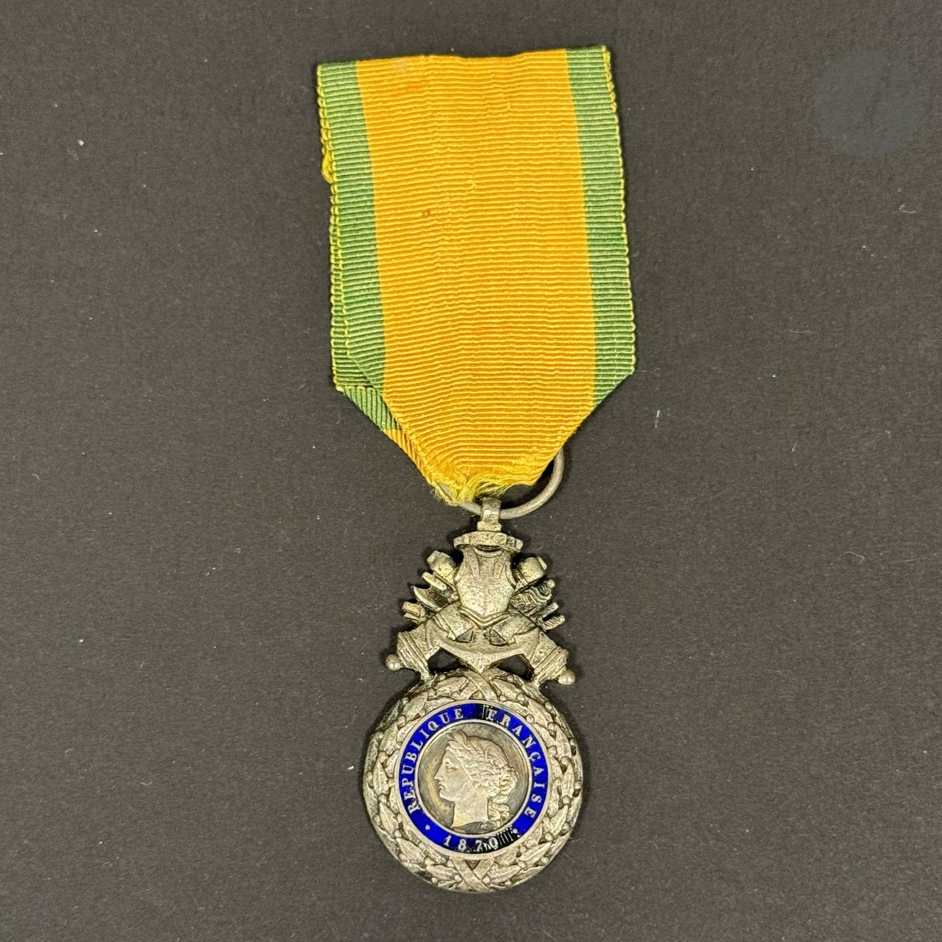 FRANCE 
MÉDAILLE MILITAIRE 
Médaille militaire du modèle dit « de Versailles ». 
En argent, monobloc, et émail (éclats et manques). Revers signé de Barre. Ruban ancien. 
49 x 25 mm - Poids brut : 15,2 g
B. IIIe République.