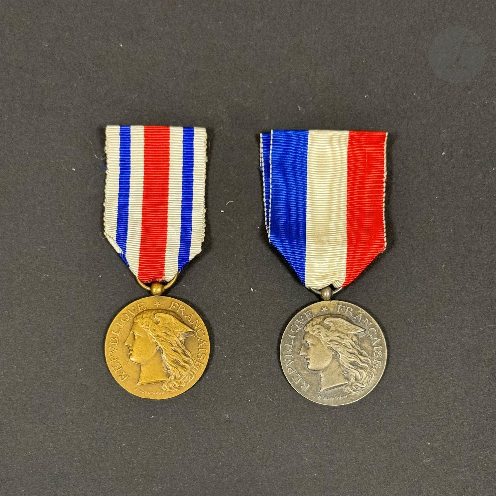 FRANCE 
MÉDAILLE D’HONNEUR DES ÉPIDÉMIES 
Deux médailles attribuées à Mademoiselle A. FOSSARD : 
- médaille d’argent des épidémies du ministère de la Guerre. En argent, attribuée en 1921 à Mademoiselle A. FOISSARD. Dans son écrin nominatif.
- médaille d’honneur du service de santé militaire. En bronze, attribuée en 1946 à Mademoiselle A. FOISSARD. Dans son écrin nominatif. 
Rubans. 
T.T.B.