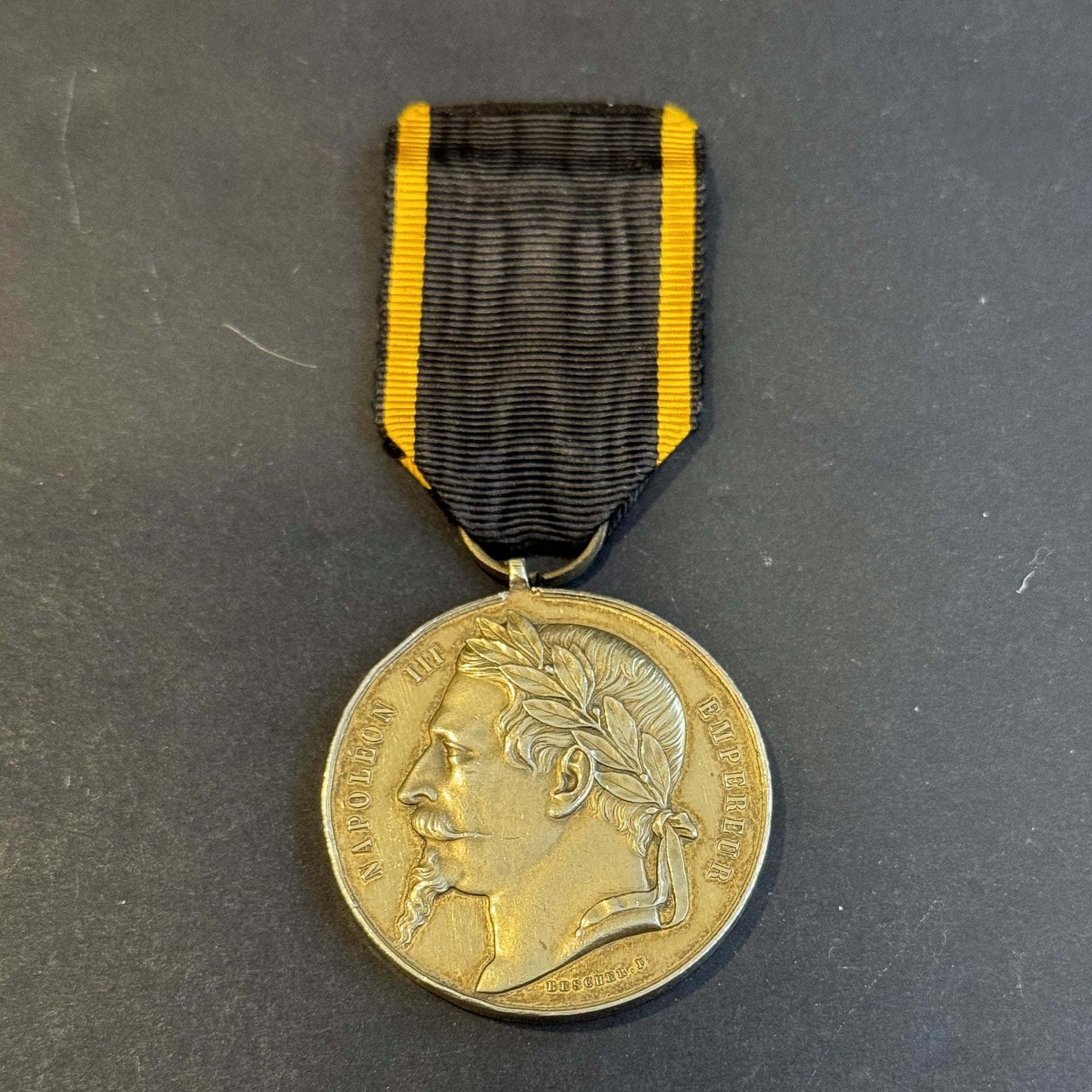 SHOOTING PRIZE 
Medal for the 1st prize in rifle shooting awarded by the Société des francs-tireurs de Saverne (1868).
In vermeil. Mint hallmark with bee. 
Obverse with profile of Napoleon III by DESCHER. Reverse engraved "1er PRIX DE CARABINE 1868". Ribbon. 
39 mm - Net weight: 36 g
T.T.B.