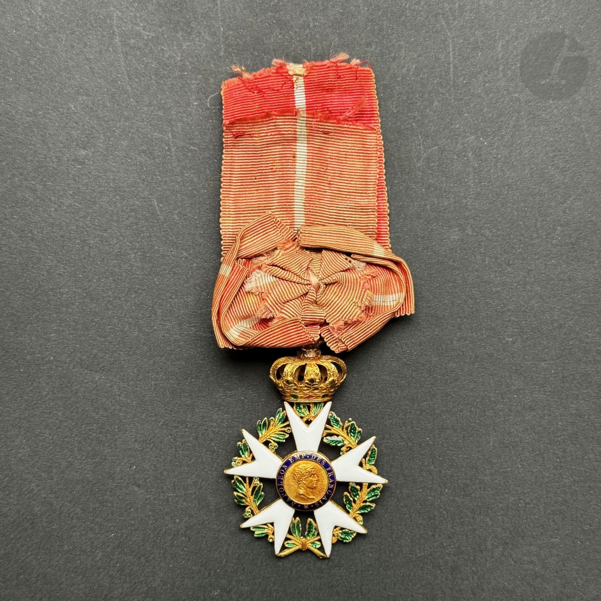 FRANCE 
ORDRE DE LA LÉGION D’HONNEUR 
Étoile d’officier du 3e type, d’époque Premier Empire. 
Or et émail (infimes éclats aux pointes). 
Anneau cannelé. Poinçon tête de coq (1809-1819). Ruban ancien à liséré central blanc. 
Hauteur : 5,6 cm - Poids brut : 24 g 
T.T.B.
