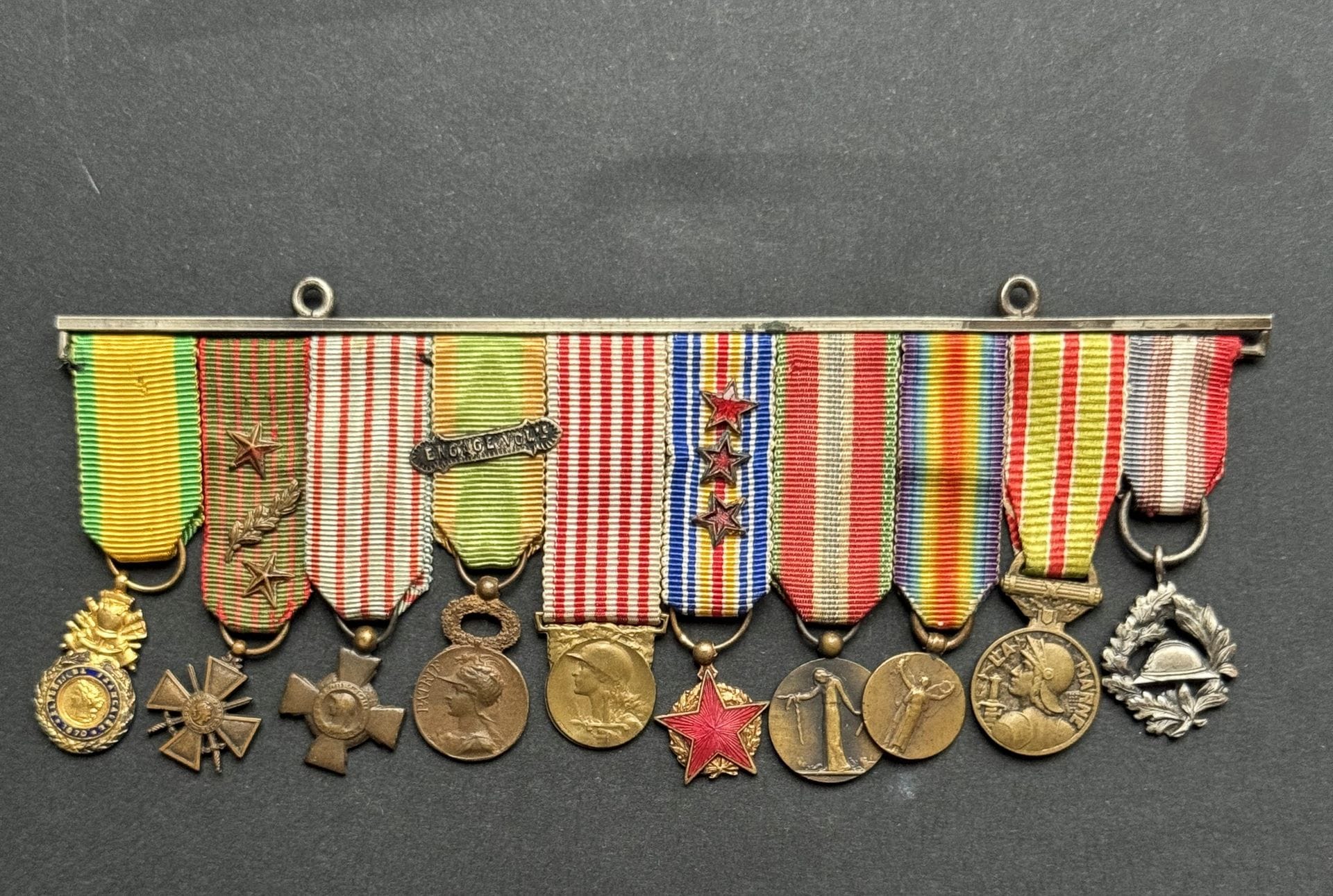 FRANCE (1re G.M.)
Deux séries de miniatures : 
- brochette de dix miniatures médaille militaire, croix de guerre, combattant, engagé volontaire, commémorative 14-18, médaille des blessés, « Otages de la Grande guerre », interalliée, soldat de la Marne, UNC. 
- chainette de gala en vermeil de six miniatures : médaille militaire, croix de guerre, croix du combattant, croix du combattant volontaire, interalliée, médaille des blessés. Dans son écrin de la Maison Boullanger. 
T.T.B.