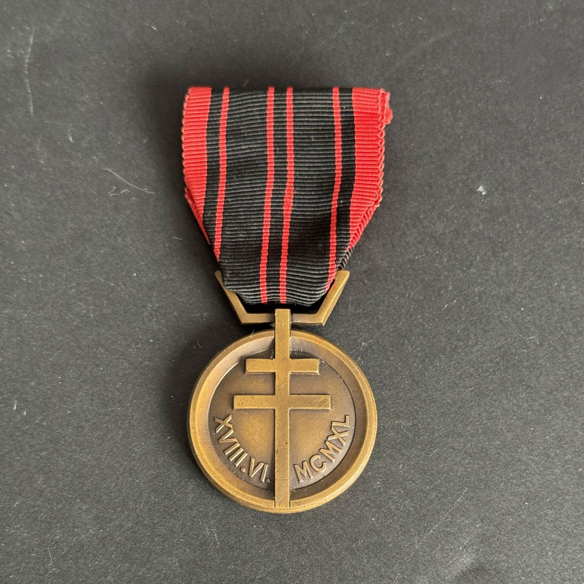FRANCE 
Médaille de la Résistance du vice-amiral Pothuau. 
En bronze. Ruban. 
SUP. 

Biographie : 
Marie Matthieu Pierre Louis POTHUAU (1896-1974).
Le 16 septembre 1938, il est commandant du torpilleur « TRIOMPHANT ». Capitaine de vaisseau le 17 novembre 1940.
En février 1941, il est commandant du croiseur « FOCH » à TOULON.
Du 16 mai au 27 novembre 1942, commandant du contre-torpilleur « TARTU » et de la 5e division de torpilleurs.
Entré en résistance en 1942, il est arrêté, torturé et déporté alors qu’il tente de passer en Afrique du Nord. 
Contre-amiral le 1er mai 1945. Vice-amiral le 18 janvier 1950. Major général de la Marine en mai 1953.
(Informations extraites du site : http://ecole.nav.traditions.free.fr)
