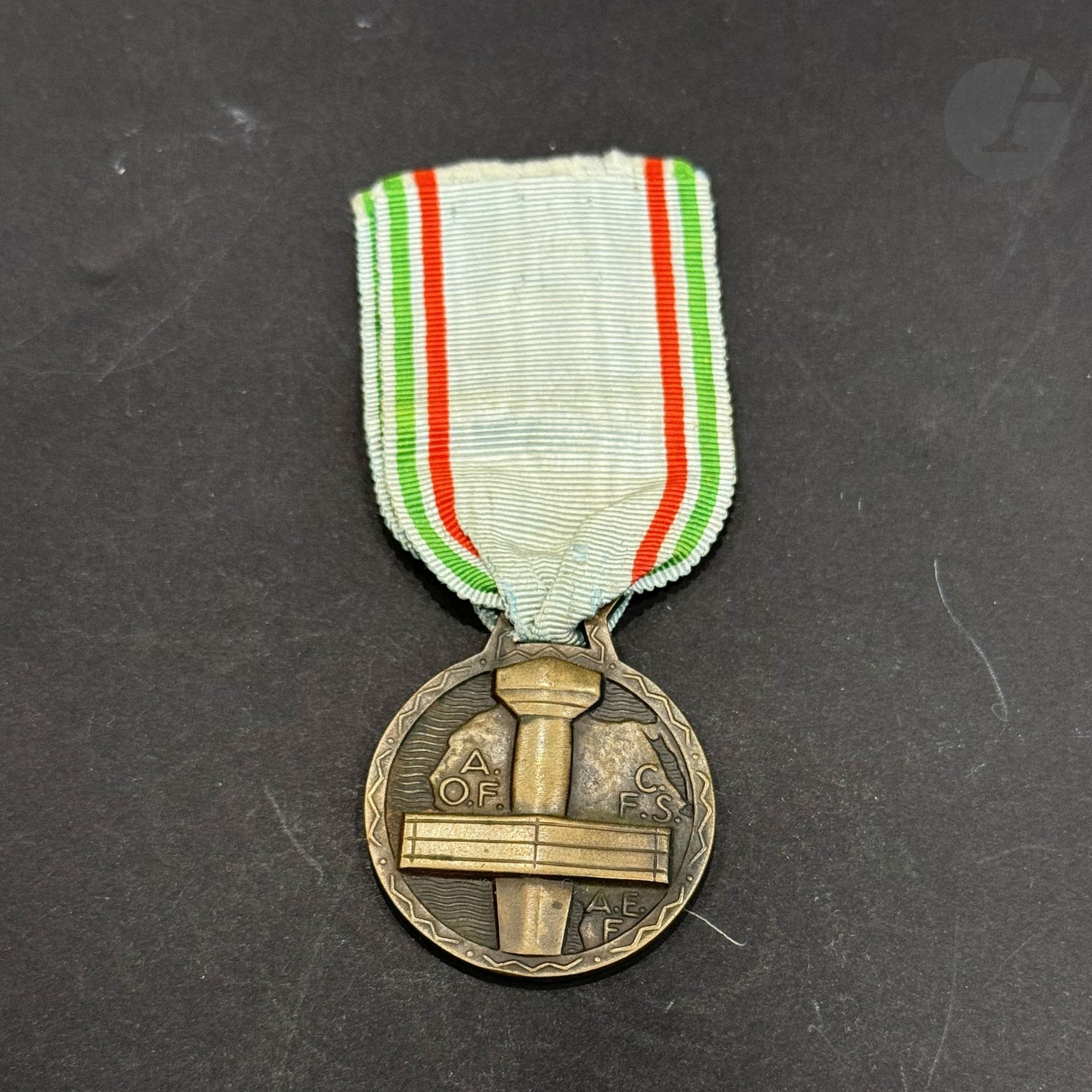 FRANCE (RÉGIME DE VICHY)
MÉDAILLE DU MÉRITE DE L’AFRIQUE NOIRE FRANÇAISE. 
En bronze, poinçonné « BRONZE ». Ruban ancien. 
33 mm
T.T.B. à SUP.
