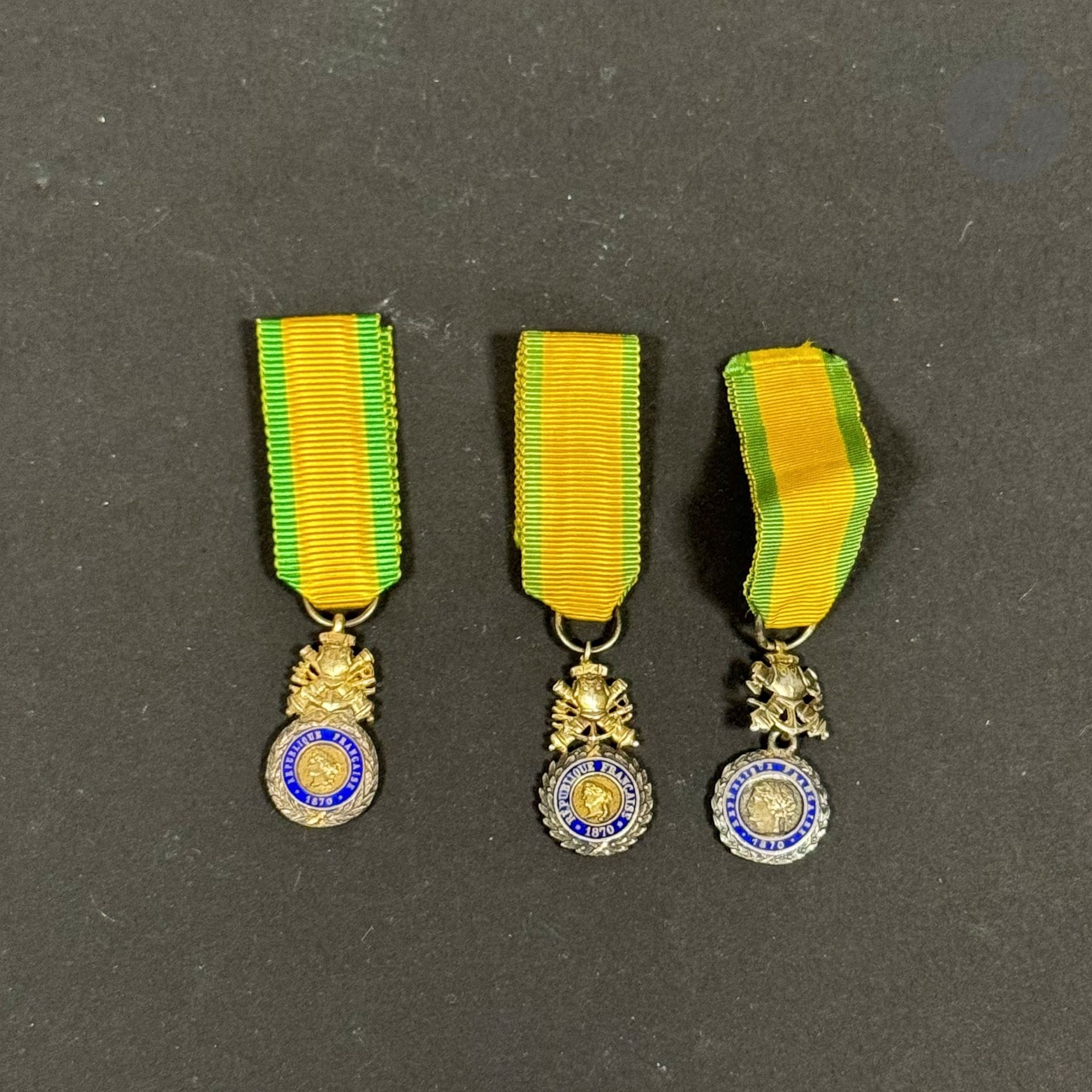 FRANCE 
MÉDAILLE MILITAIRE
Trois médailles militaires miniature, dont deux monoblocs. 
En argent, vermeil et émail. Rubans. 
T.T.B. à SUP. IIIe République.