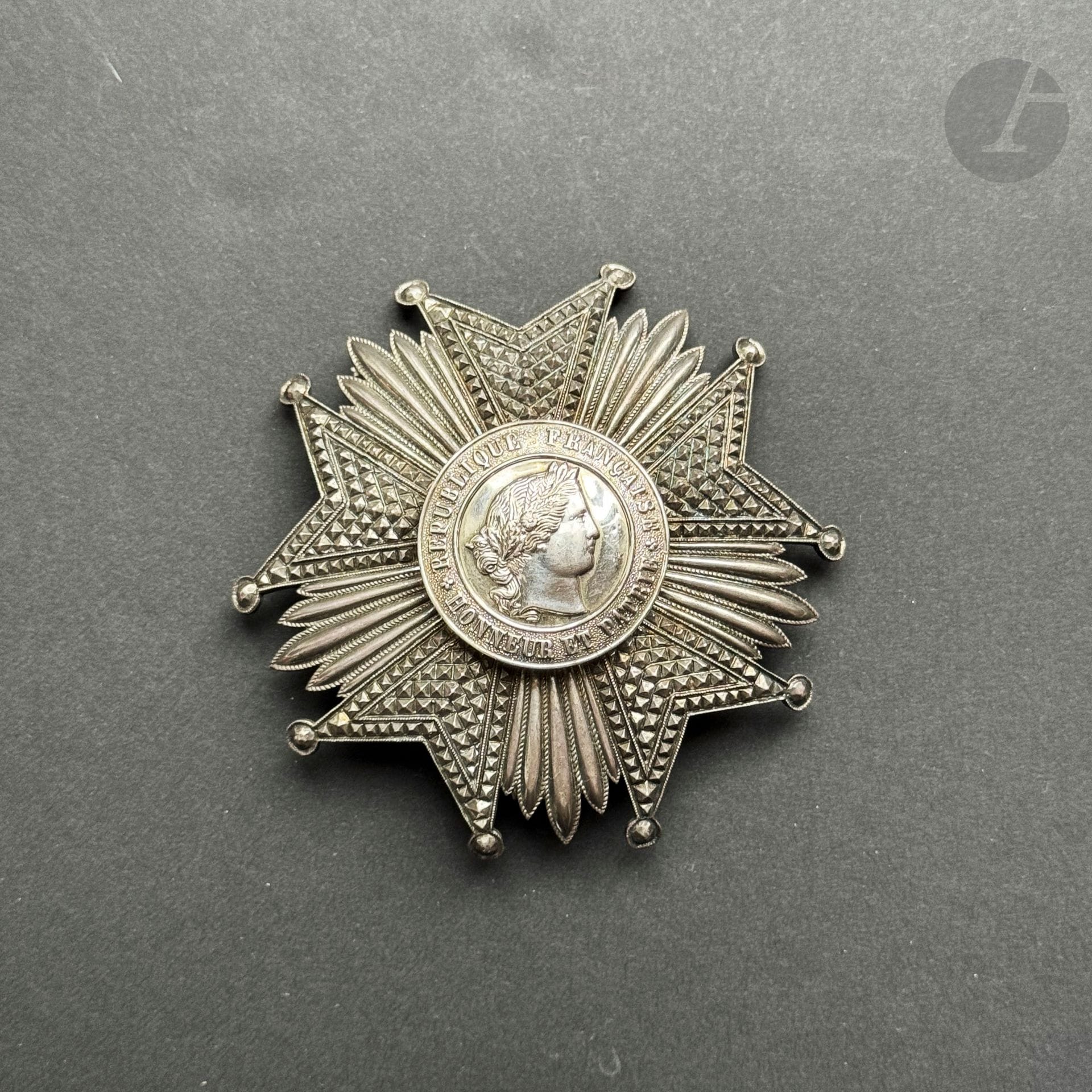 FRANCE 
ORDRE DE LA LÉGION D’HONNEUR. 
Plaque de grand-croix d’époque IVe République. 
En argent, travaillé à pointes de diamant. 
Poinçon au crabe et d’orfèvre « AR » et roue. 
Épingle basculante anciennement changée et deux crochets. 
90 mm - Poids net : 107,4 g
T.T.B.