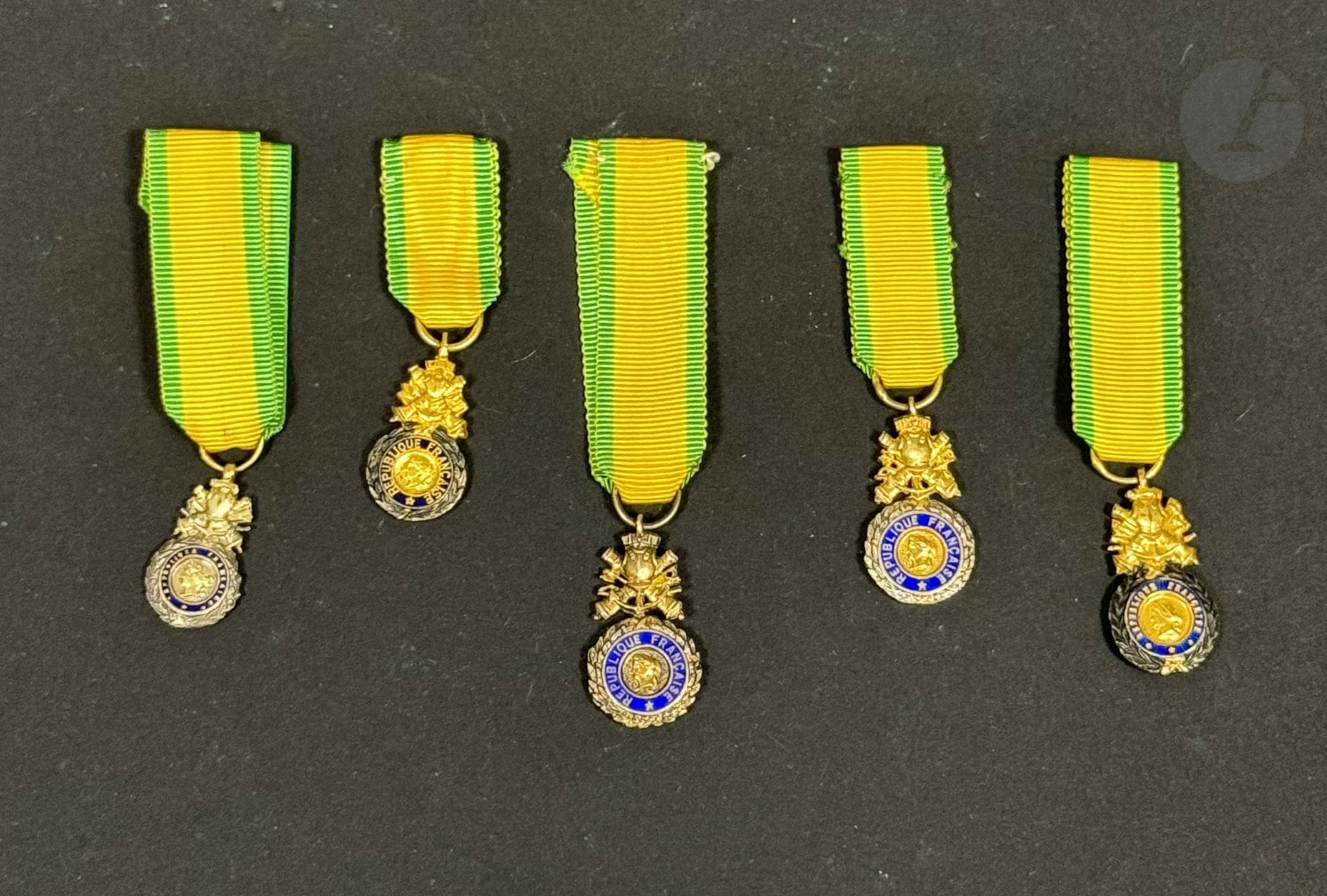 FRANCE 
MÉDAILLE MILITAIRE
Cinq médailles militaires miniature, monoblocs. 
Rubans. 
T.T.B. à SUP. IVe et Ve République.