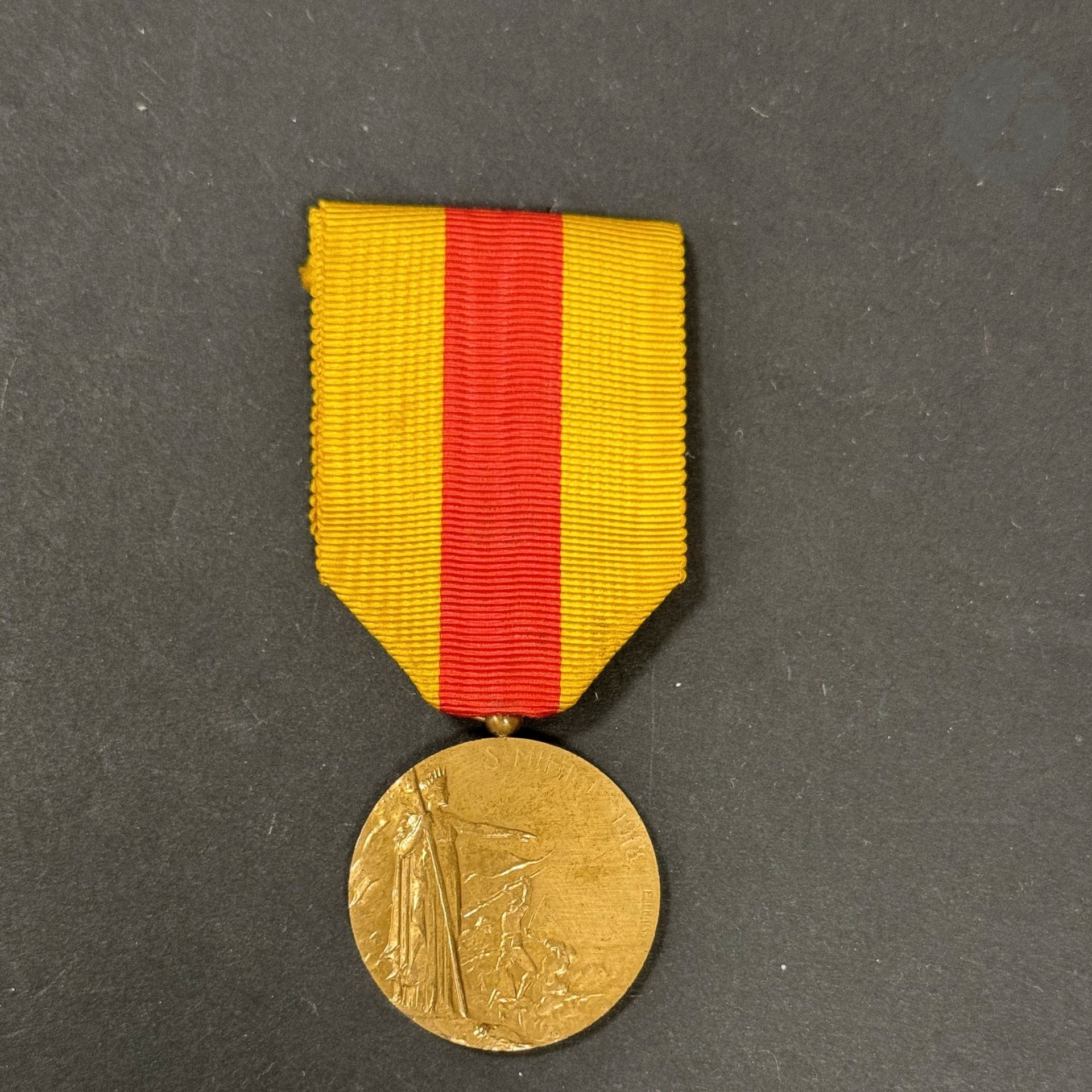 FRANCE 
Médaille de Saint Mihiel, 1er modèle de Fraisse, signé. 
En bronze, à bélière boule. Poinçon de la Monnaie. 
30 mm
Ruban. 
T.T.B.