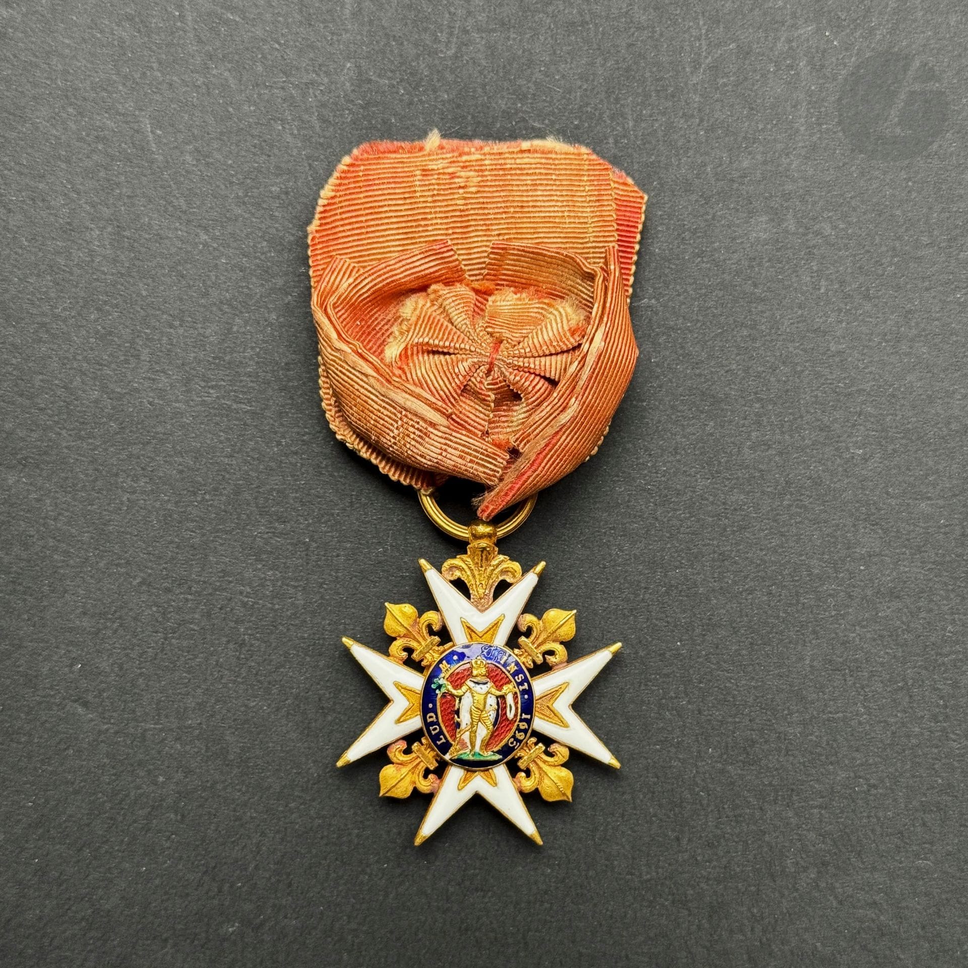 FRANCE 
ORDRE DE SAINT LOUIS 
Croix de chevalier d’époque Restauration. 
En or et émail (infimes éclats). Poinçonnée postérieurement tête d’aigle. Anneau cannelé. Ruban ancien à rosette. 
34 mm - Poids brut : 13,6 g