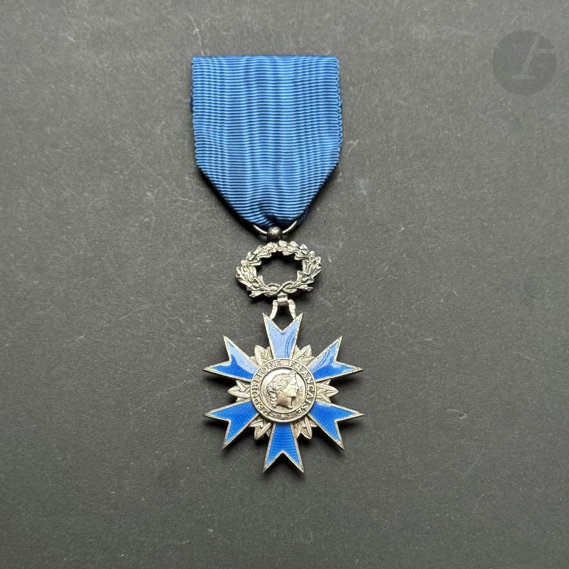 FRANCE 
ORDRE NATIONAL DU MÉRITE
Étoile de chevalier. 
En argent et émail. Centres en deux parties. Poinçon au crabe. Ruban. Dans son écrin de la Maison Arthus Bertrand. 
64 x 40 mm - Poids brut : 23 g
T.T.B.