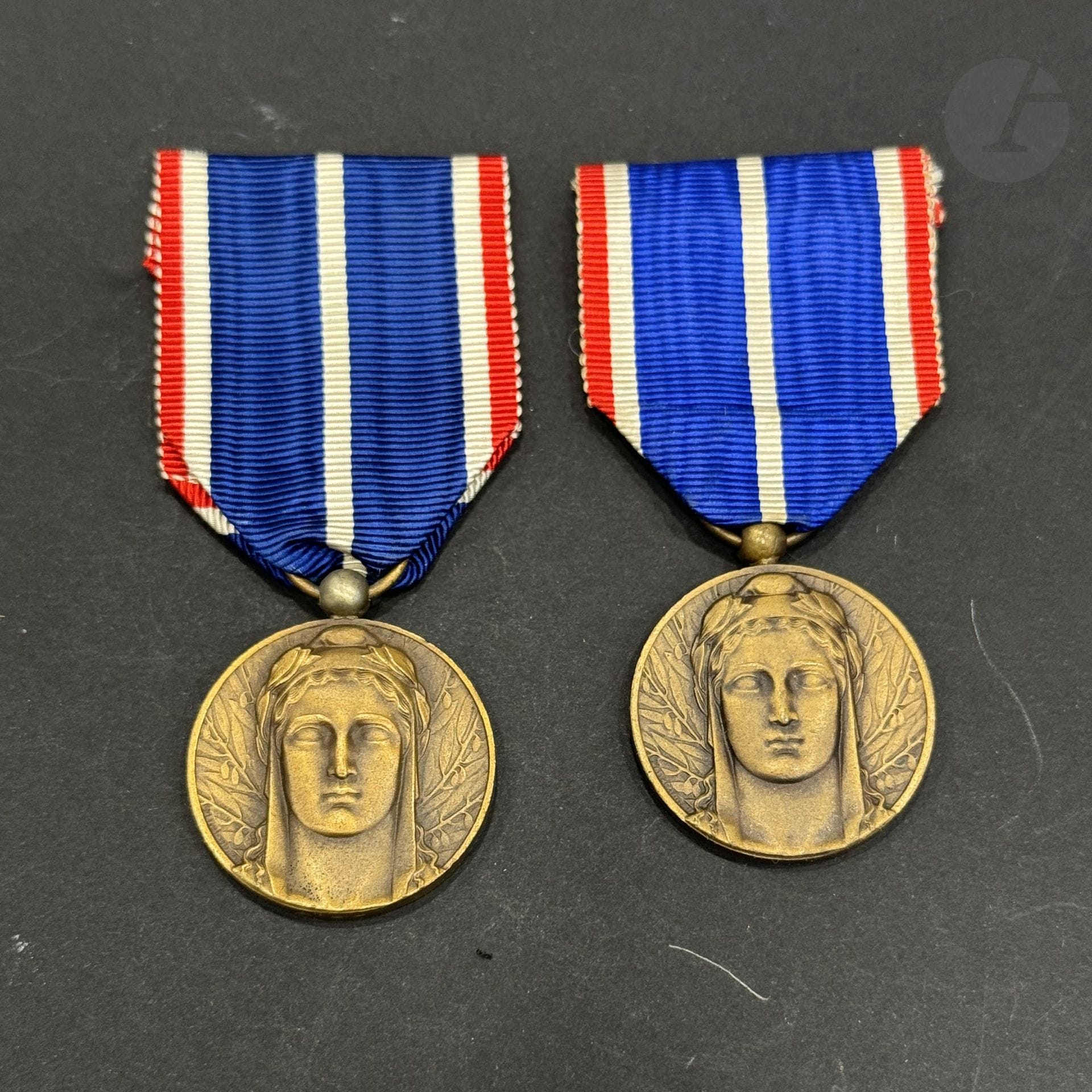 FRANCE 
Médaille de la Fédération des anciens de la Rhénanie et de la Rhur.
Deux médailles des deux modèles (dont un « Tyrol »). 
En bronze. Une avec poinçon de bronze et de fabricant sur la tranche. 
Rubans. 
T.T.B. à SUP.