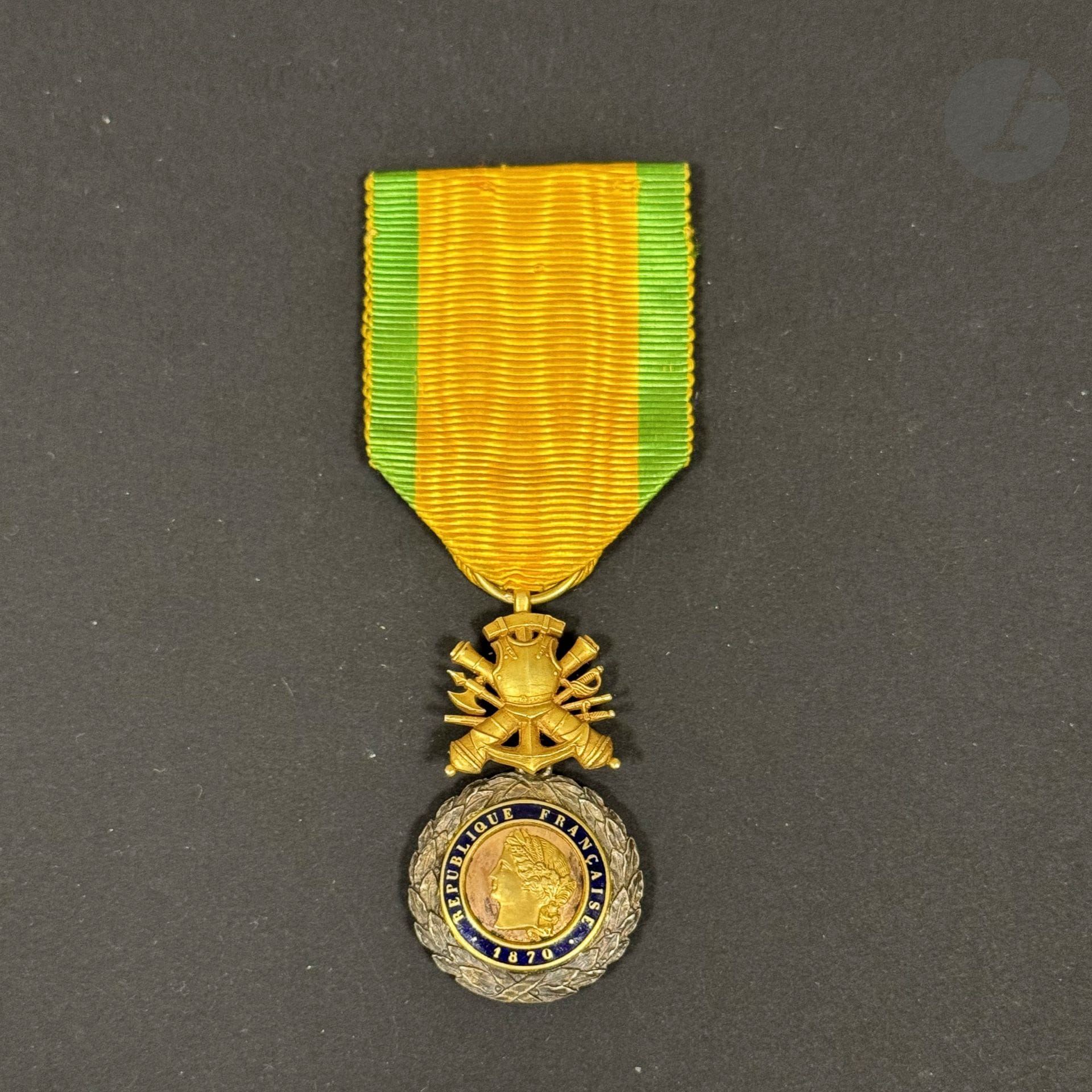 FRANCE 
MÉDAILLE MILITAIRE 
Rare médaille militaire modèle de grand luxe dit « des généraux » 
La couronne de laurier en argent et vermeil.
Le trophée biface à la cuirasse en or. Centre plat en trois parties en or émaillé bleu nuit. Revers à fond strié signé « BARRE ». Poinçon au hibou et au cygne sur l’anneau. Ruban. 
46 x 24 mm - Poids brut : 19 g
T.T.B. à SUP. IIIe République.