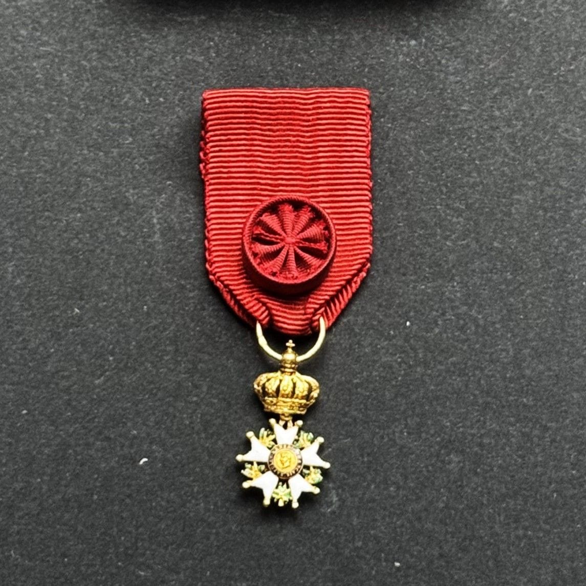 FRANCE 
ORDRE DE LA LÉGION D’HONNEUR 
Miniature d’officier Second Empire 
En or et émail. Ruban à rosette. Poinçon tête d’aigle. 
Poids brut : 2,6 g
T.T.B. à SUP.