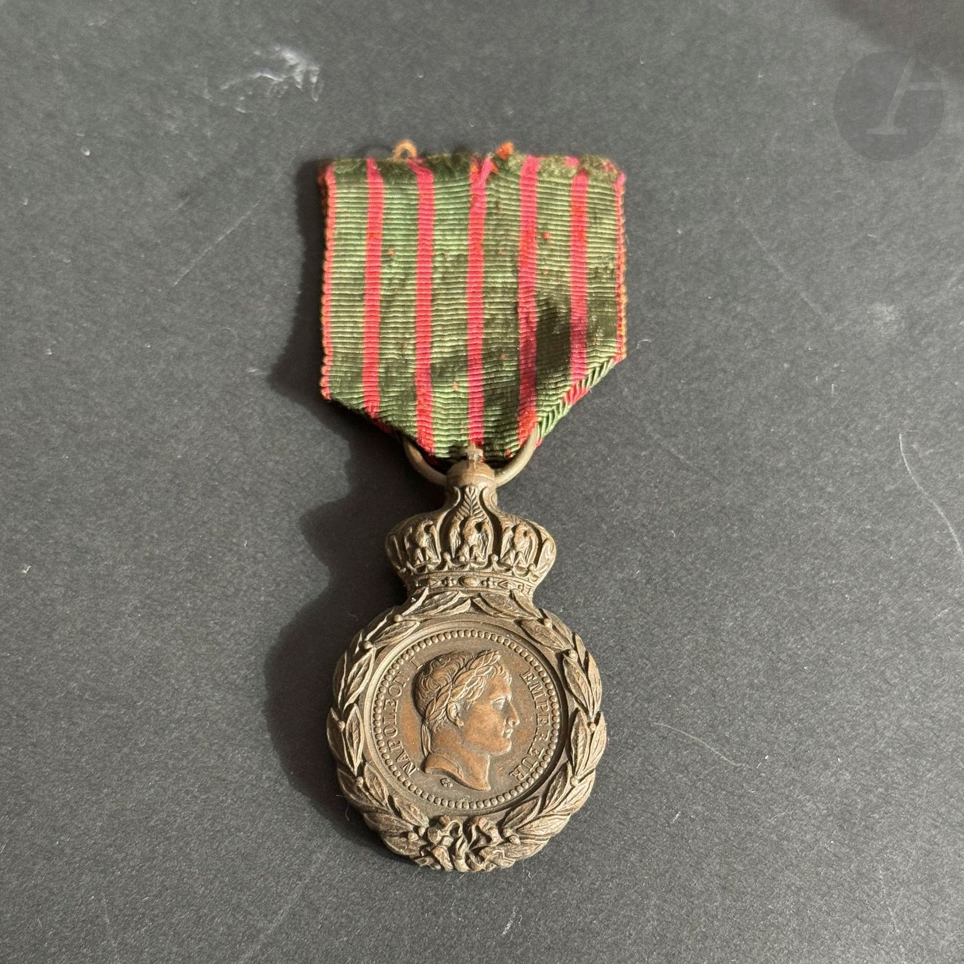 FRANCE 
MÉDAILLE DE SAINTE HÉLÈNE (1857)
Médaille de Sainte Hélène. 
En bronze patiné. Ruban ancien.
SUP.