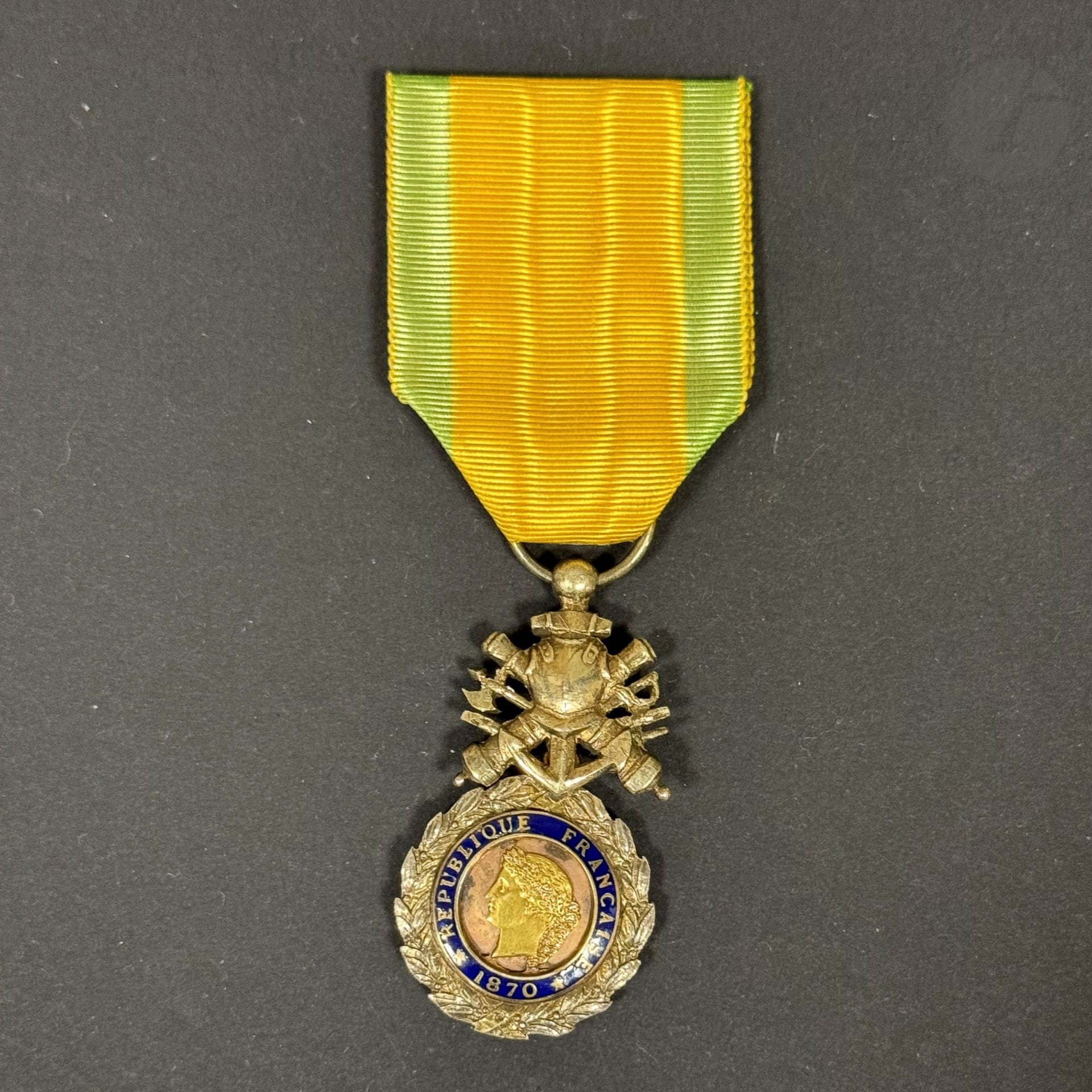 FRANCE 
MÉDAILLE MILITAIRE 
Médaille militaire modèle de luxe dit « des généraux » 
En vermeil. Poinçon tête de sanglier. Trophée biface aux canons, à bélière boule. Centre en or émaillé en deux parties. Ruban. 
46 x 24 mm - Poids brut : 16 g
T.T.B. à SUP. IIIe République.
