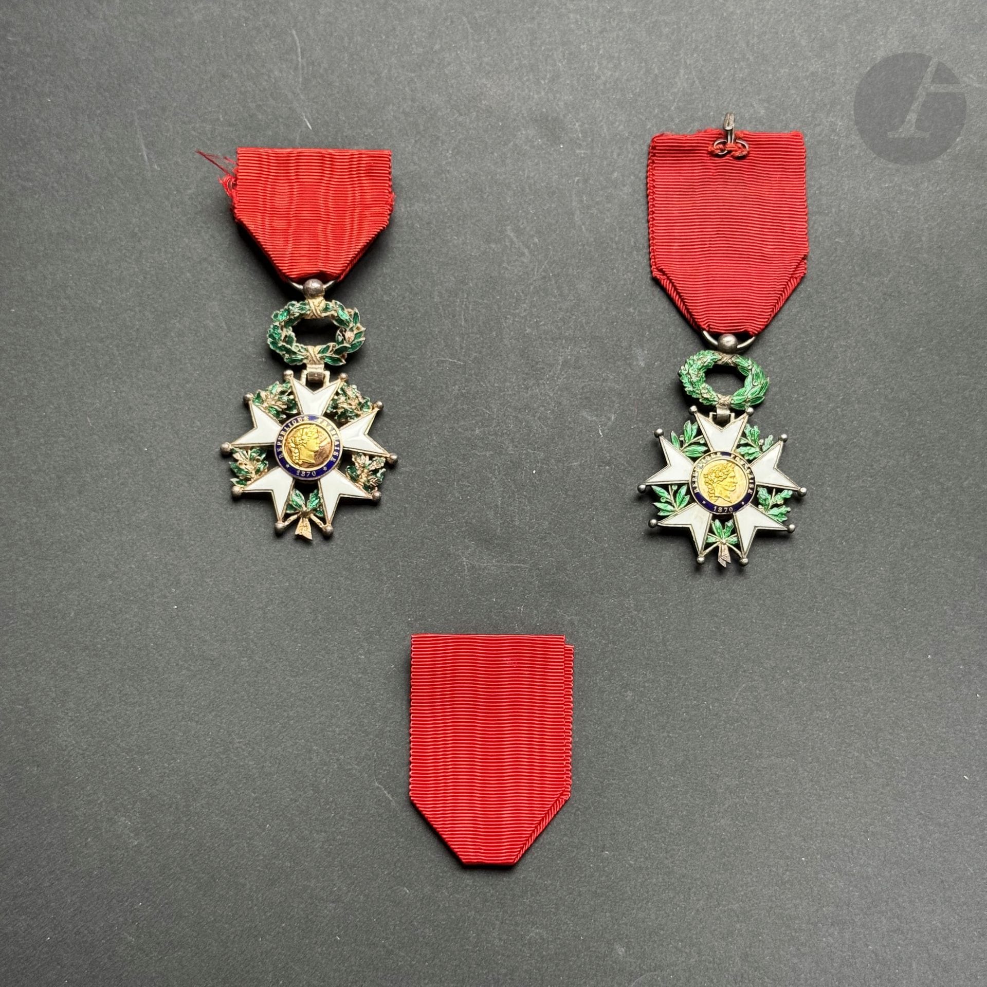 FRANCE 
ORDRE DE LA LÉGION D’HONNEUR 
Deux étoiles de chevaliers d’époque IIIe République, modèle de luxe. 
- «À filets», centre en or en plusieurs parties.
- «À filets» et feuillages en relief (éclats), centre en or en plusieurs parties.
Rubans. 
T.B. à T.T.B.