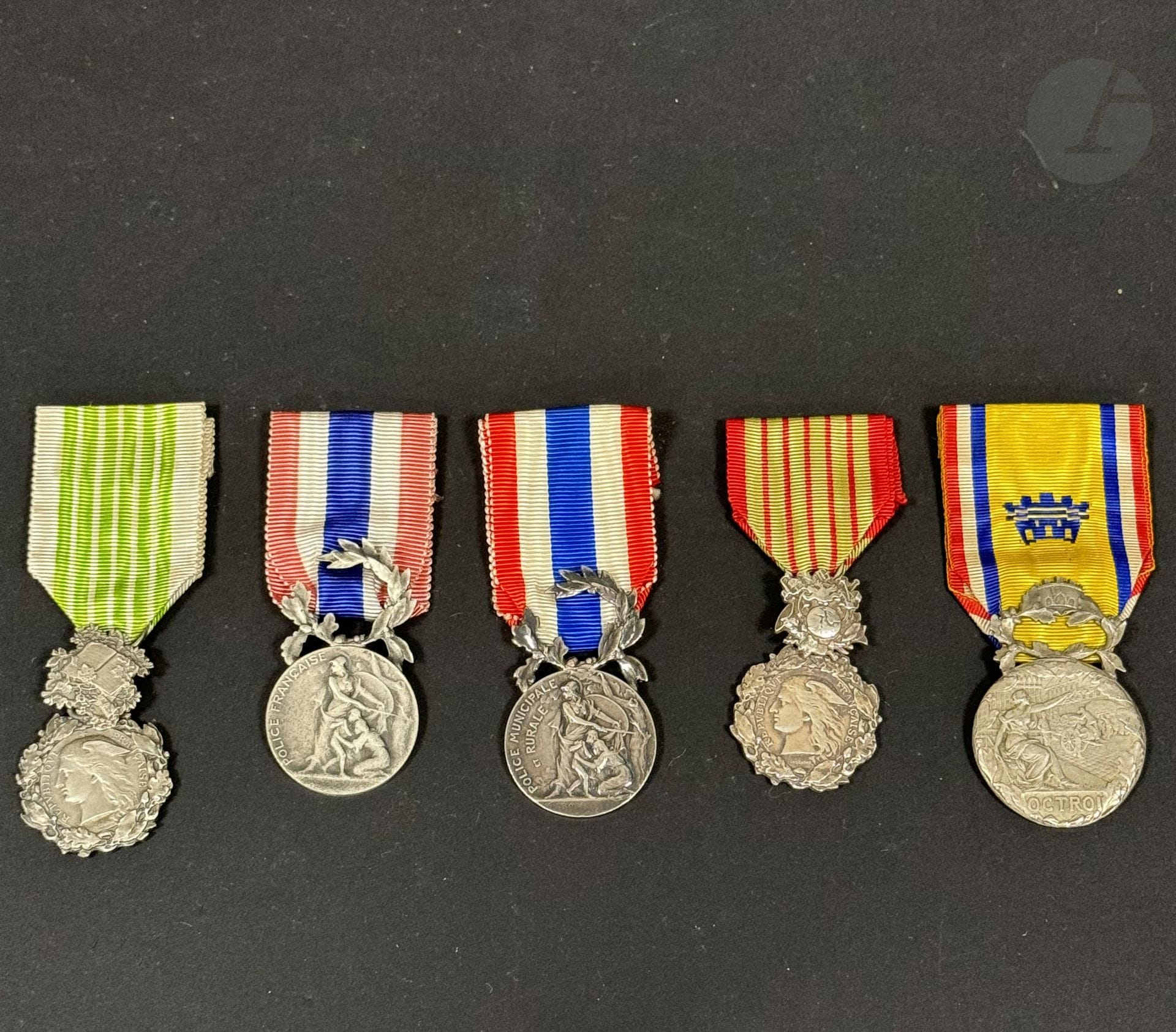 FRANCE 
Ensemble de six médailles : 
- médaille d’octroi en argent. Poinçon de la Monnaie. 
- deux médailles d’honneur de la direction général des douanes. En argent. Une en écrin « MINISTERE DES FINANCES - DIRECTION GENERALE DES DOUANES- MÉDAILLE D’HONNEUR » 
- médaille d’honneur des contributions indirectes. En argent. 
- médaille d’honneur de la police française. En argent. 
- médaille d’honneur de la police municipale et rurale. En argent. 
T.T.B.