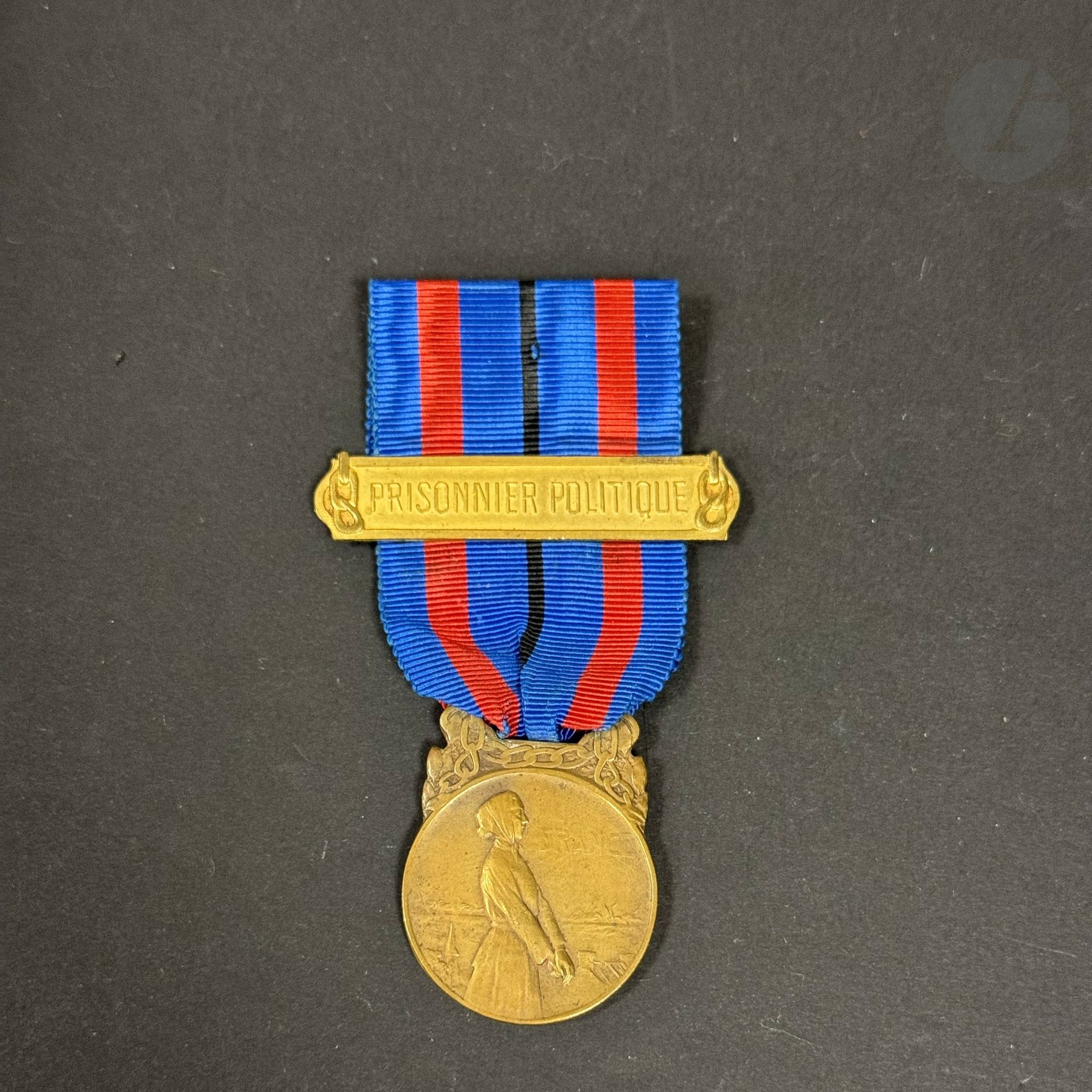 FRANCE 
Médaille « aux victimes de l’invasion »de 3e classe, degré « bronze » (1921). 
En bronze. Poinçon triangulaire du fabricant et « D » du graveur Dautel. Ruban à agrafes en métal doré « OTAGE DE GUERRE ». 
39 x 28 mm
SUP. 

Provenance : Ancienne collection Souyris Rolland.