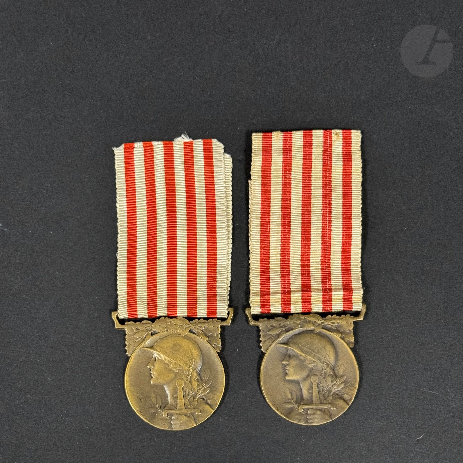 FRANCE
Deux médailles commémoratives 1914-1918. 
En bronze, une de fabrication de la Monnaie de Paris et une de fabrication privée. Rubans. 
T.T.B.