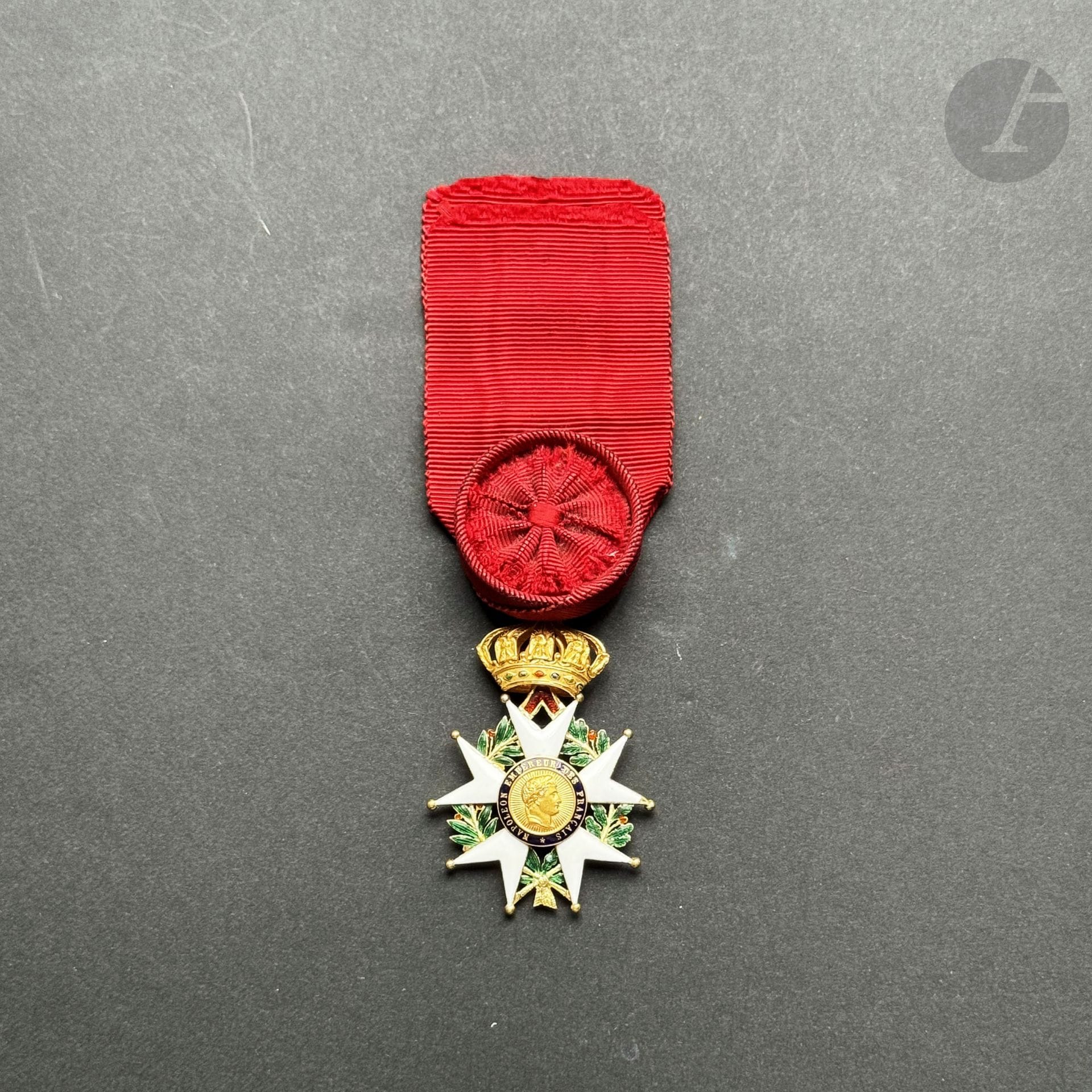 FRANCE 
ORDRE DE LA LÉGION D’HONNEUR 
Étoile d’officier d’époque Second Empire du colonel Louis Theodore Marie OLIVIER. 
Or et émail (petits éclats au revers de la légende, une boule faussée). Poinçon tête d’aigle et d’orfèvre Ouizille Lemoine. Ruban à rosette. 
60 x 40 mm - Poids brut : 21 g
T.B. à T.T.B. 
Avec son brevet d’officier du 20 août 1860. Sur vélin. Avec lettre de nomination signée du duc de Malakoff.

Louis Théodore Marie OLIVIER (1811-1882)Colonel dans l’artillerie de marine sous le Second Empire, général de brigade en 1870. Membre du Conseil des travaux de la Marine en 1871.