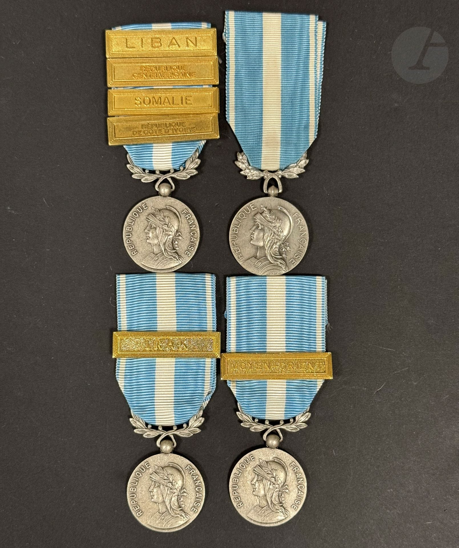 FRANCE MÉDAILLE D’OUTRE-MER 
Ensemble de quatre médailles d’Outre-mer. 
Trois en métal argenté. Une en argent de la Monnaie de Paris. 
Rubans à agrafe « IRAK », « LIBAN » « REPUBLIQUE CENTRAFRICAINE », « SOMALIE », « MOYEN ORIENT » 
T.T.B. à SUP.