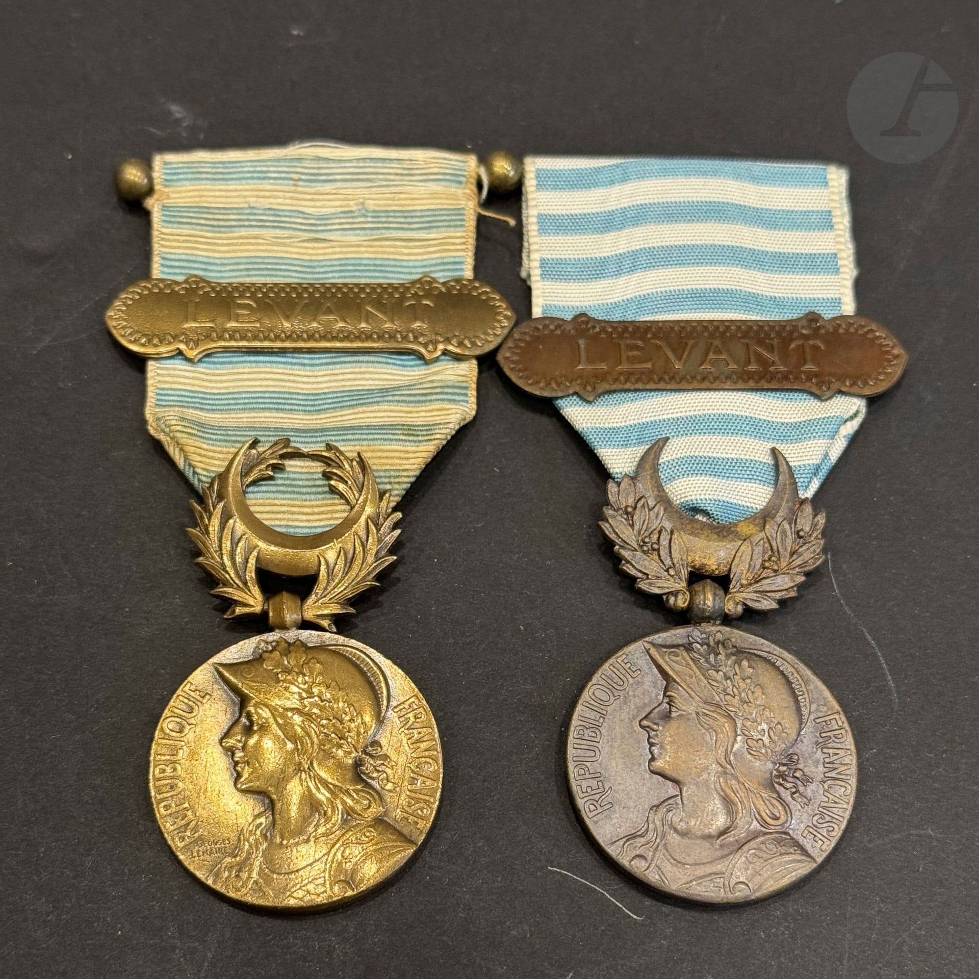 FRANCE 
LEVANT MEDAL (1922) 
Two Levant medals:
- bronze Levant medal. Ribbon with "LEVANT" clasp. 
- English-made Levant medal for the Free French, in bronze with chocolate patina, signed Maison Gaunt "JRG". LEVANT" clasp ribbon in patinated bronze. 
T.T.B.
