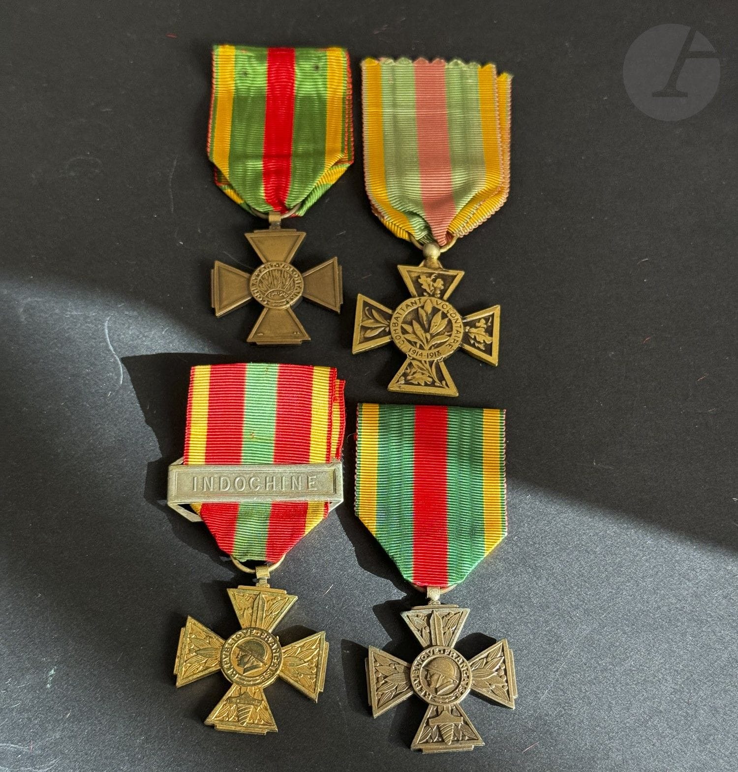FRANCE 
CROIX DU COMBATTANT VOLONTAIRE 
Réunion de sept croix en bronze et bronze doré : 
Deux modèles 14-18 à petite tête, un modèle 39-45 à petite tête, un modèle à petite tête sans date, doré à agrafe « INDOCHINE », un modèle doré de la Résistance, un modèle à grosse tête sans date avec quatre agrafes « AFRIQUE DU NORD », « INDOCHINE », « CORÉE », « GUERRE 1939-1945 »), un modèle à grosse tête 14-18, de fabrication privée. 
Rubans. 
T.T.B.