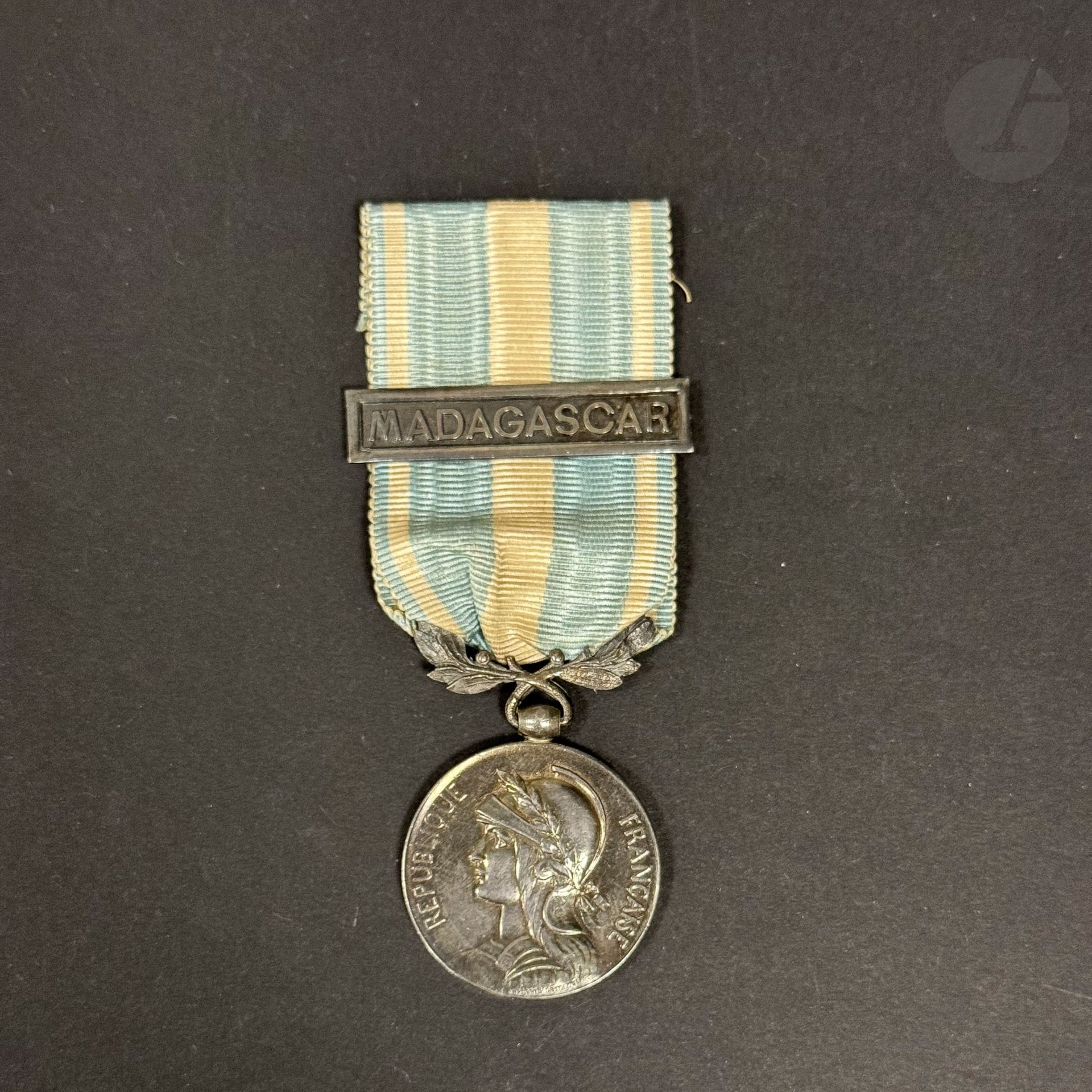 FRANCE 
MÉDAILLE COLONIALE (1893)
Médaille coloniale du 1er type par Lemaire. 
En argent. Bélière biface. 
Ruban à agrafe « MADAGASCAR » à fond grenu, en argent, attribué au fabricant Lemaitre. 
41 x 28 mm - Poids brut : 19 g
T.T.B.

Provenance : Général de division du Génie Paul OZIL (1860-1939)