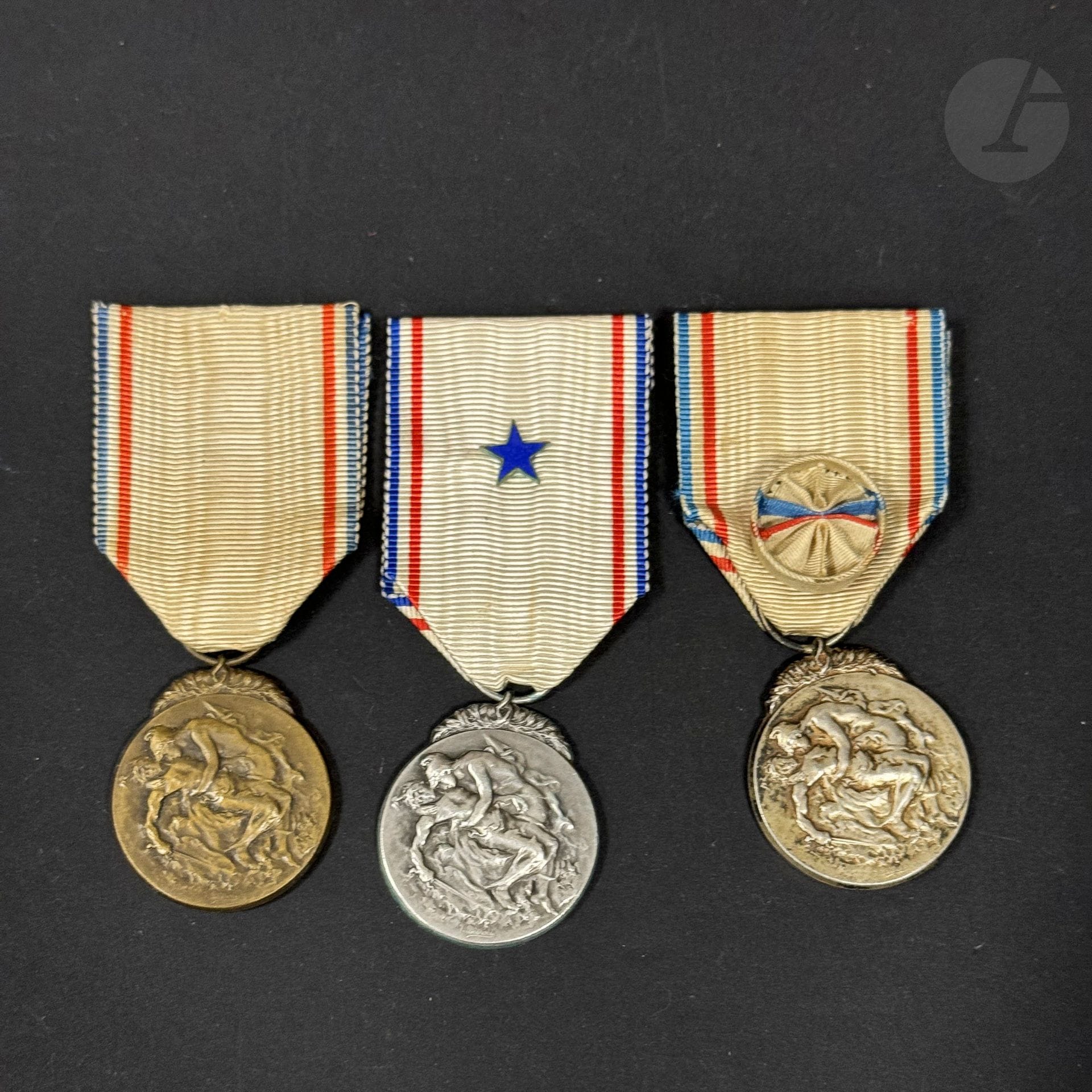 FRANCE 
MÉDAILLE DE LA RECONNAISSANCE FRANÇAISE 
Trois médailles du 1er type de classe bronze, argent et or, en bronze, argent et vermeil. 
Rubans, dont un à étoile émaillé bleue et un à rosette. 
Poinçons de la Monnaie.
T.T.B. à SUP.
