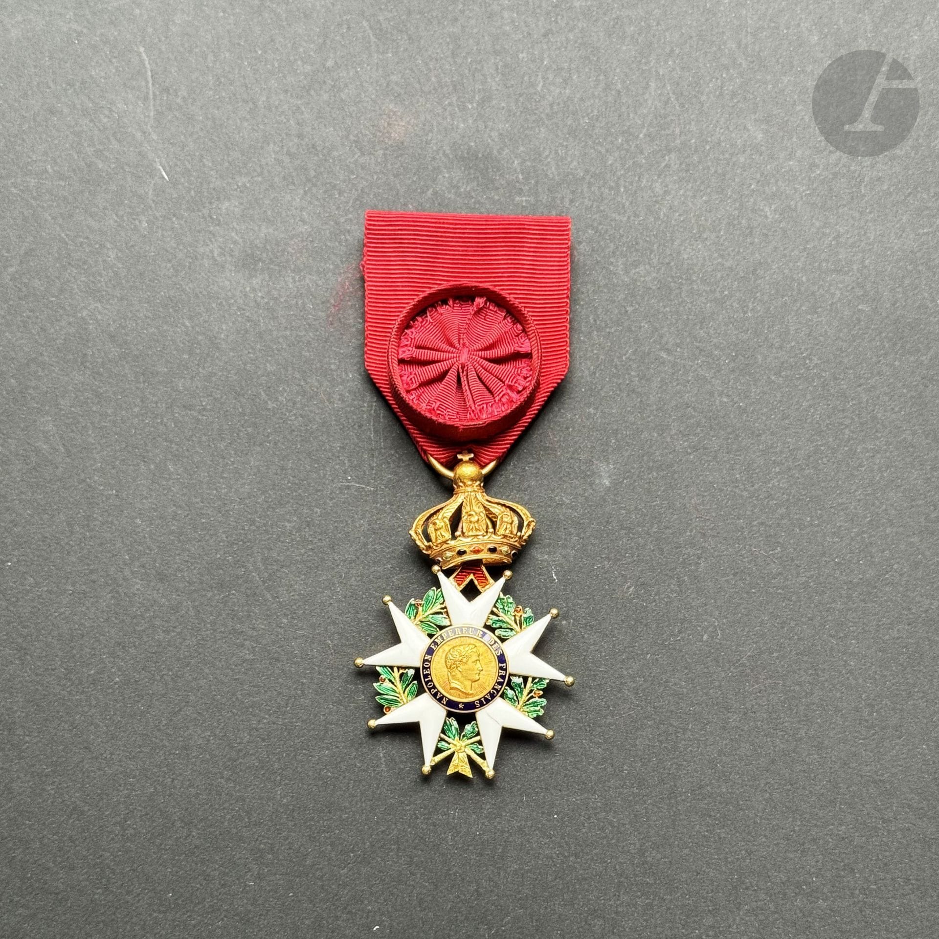 FRANCE 
ORDRE DE LA LÉGION D’HONNEUR 
Étoile d’officier d’époque Second Empire. 
Or et émail (cheveux). Poinçon tête d’aigle. Ruban à rosette. 
60 x 40 mm - Poids brut : 21 g
T.T.B.
