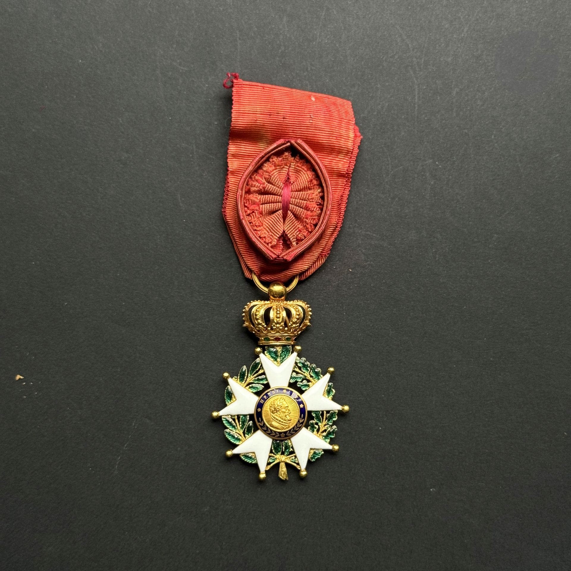FRANCE 
ORDRE DE LA LÉGION D’HONNEUR
Étoile d’officier d’époque Monarchie de Juillet. 
Or et émail. Ruban à rosette ovoïde. Poinçon tête d’aigle.
Dans un écrin postérieur de la Maison Jondet. 
60 x 41 mm - Poids brut : 20,5 g
T.T.B. à SUP.