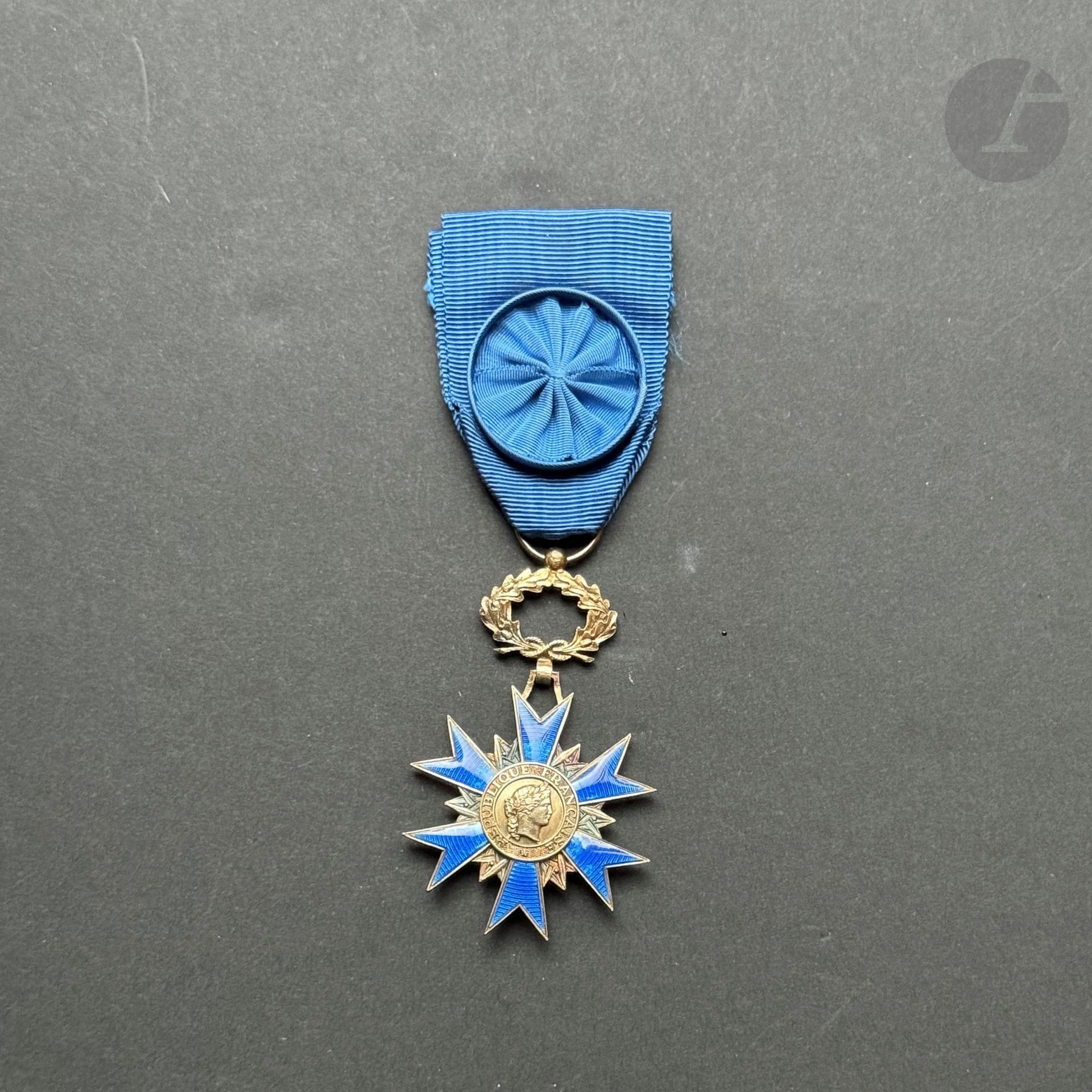 FRANCE 
ORDRE NATIONAL DU MÉRITE
Étoile d’officier. 
En vermeil et émail. Centre en deux parties. Poinçon au crabe et d’orfèvre Chobillon. Ruban à rosette. 
62 x 37 m - Poids brut : 21 g
T.T.B. à SUP.