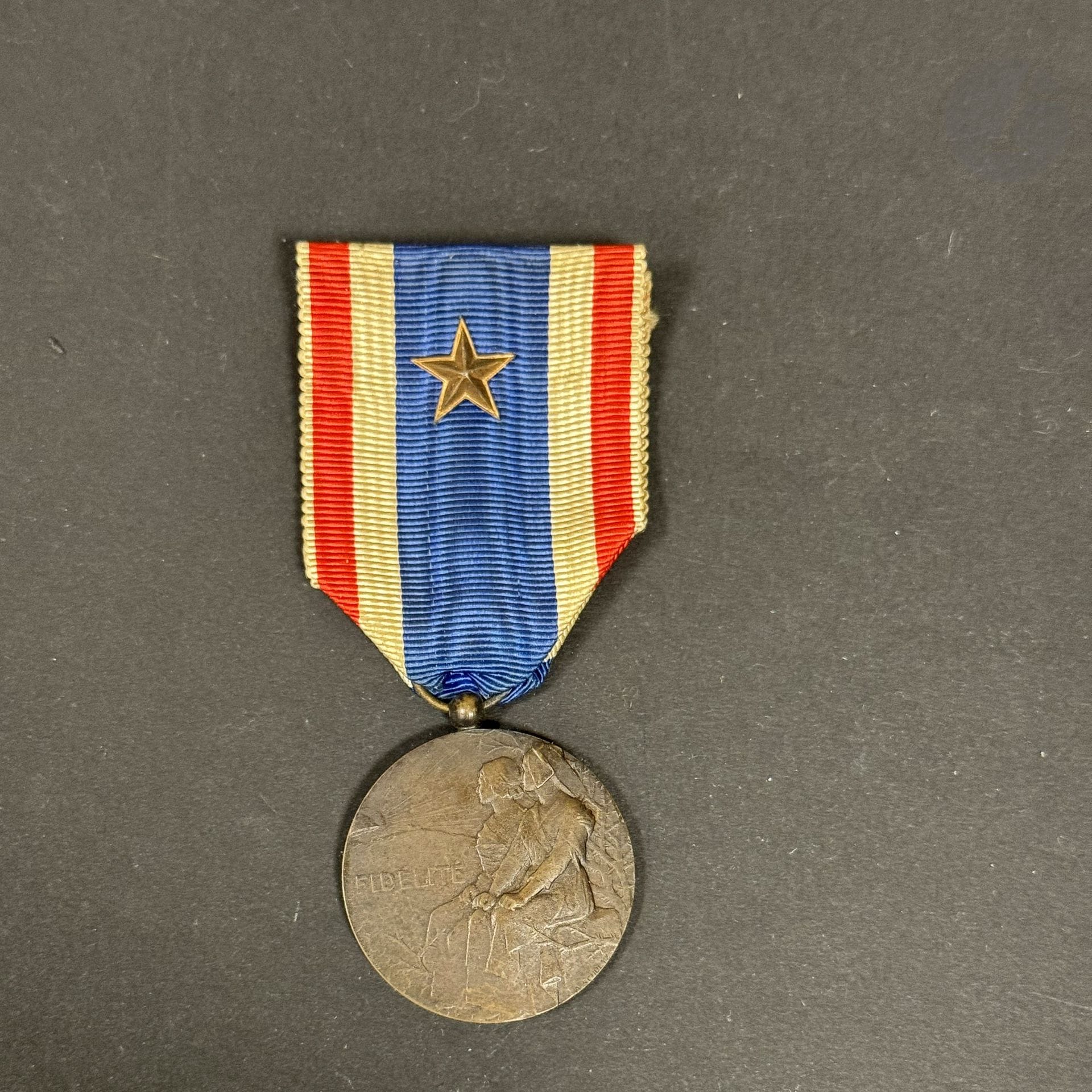 FRANCE 
MÉDAILLE DE LA FIDÉLITÉ FRANÇAISE 
En bronze. Ruban à une étoile. Bélière boule. 
30 mm
T.T.B. à SUP.