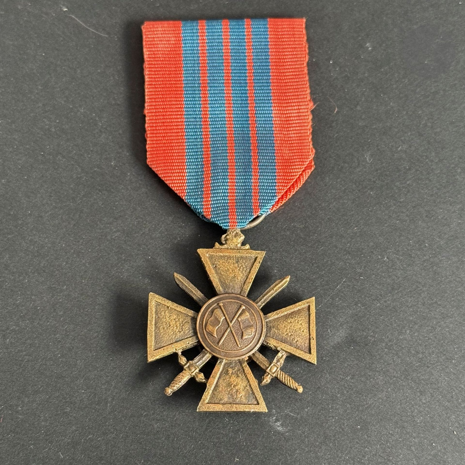 FRANCE 
CROIX DE GUERRE (1939-1945)
Croix de guerre 1943 dite « Giraud » 
En bronze fondu. Ruban du modèle. 
T.T.B.