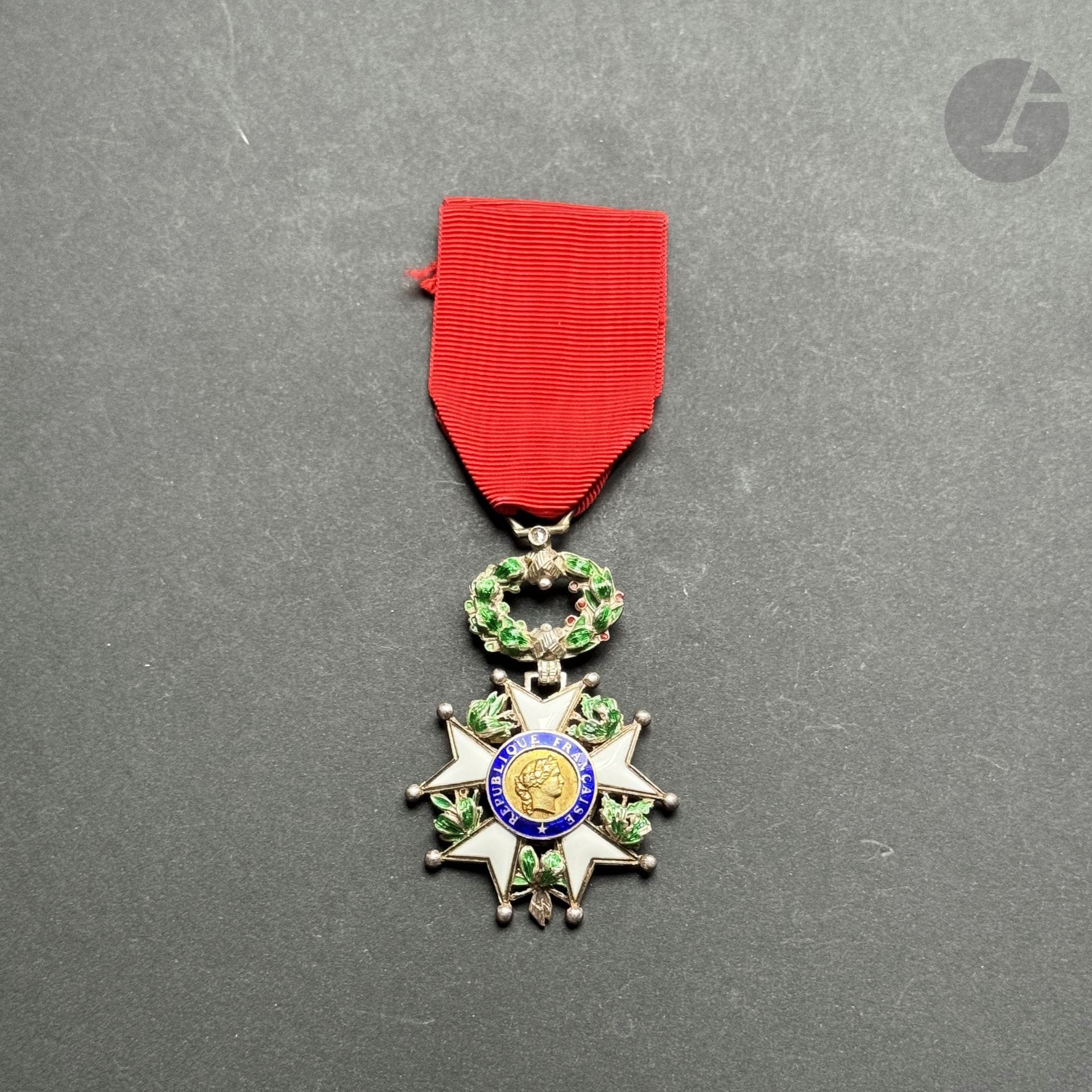 FRANCE 
ORDRE DE LA LÉGION D’HONNEUR 
Étoile de chevalier, modèle de luxe d’époque IVe République. 
En argent, bombée, à feuillages en relief, et émail (infimes éclats). Centres en trois parties en vermeil. La bélière ornée d’un petit diamant taillé en rose. 
Poinçon tête de sanglier. Ruban. 
60 x 37 mm - Poids brut : 26 g
T.T.B.