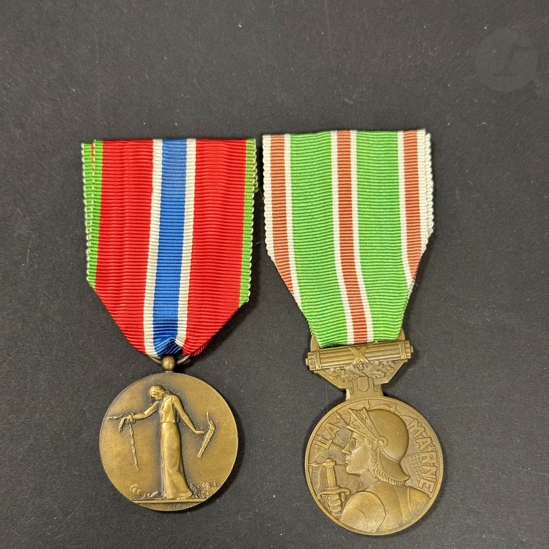 FRANCE 
Deux médailles 
- médaille de la Marne 
En bronze. Ruban. 
T.T.B. 
- Médaille des prisonniers civils et déportés et otages de la Grande guerre. En bronze. Poinçon de la Monnaie. 
T.T.B. à SUP.