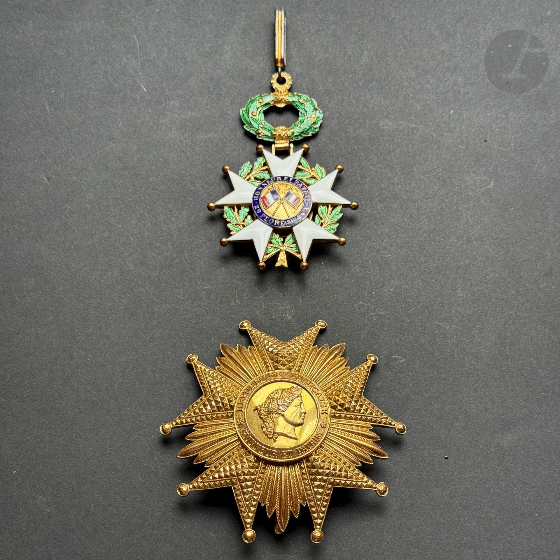 FRANCE 
ORDRE DE LA LÉGION D’HONNEUR 
Ensemble de grand-croix d’époque Ve République comprenant : 
- Bijou de commandeur monté en grand-croix. 
En vermeil et émail. Poinçon de la Monnaie. T.T.B. (Petites usures). Avec écharpe. 
- Plaque de grand-croix en vermeil. 
Revers à attache basculante et deux crochets. Poinçon au crabe et d’orfèvre Arthus Bertrand. 
92 mm - Poids net : 105 g
SUP. 
- Cinq insignes de boutonnières. 
L’ensemble présenté dans l’écrin de la Monnaie de Paris orné du faisceau de licteur et « REPUBLIQUE FRANCAISE »
