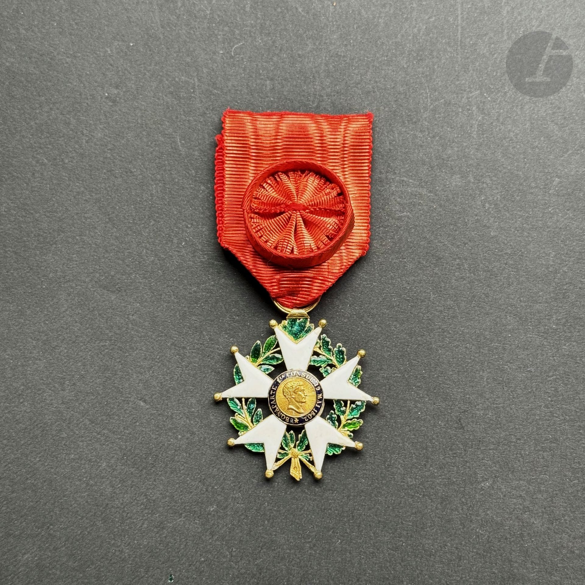 FRANCE 
ORDRE DE LA LÉGION D’HONNEUR
Étoile d’officier d’époque IIe République. 
Or et émail (restaurations, cheveux). Ruban à rosette postérieur. Anneau cannelé. Poinçon tête de bélier
41 mm - Poids brut : 14 g
T.B. à T.T.B.