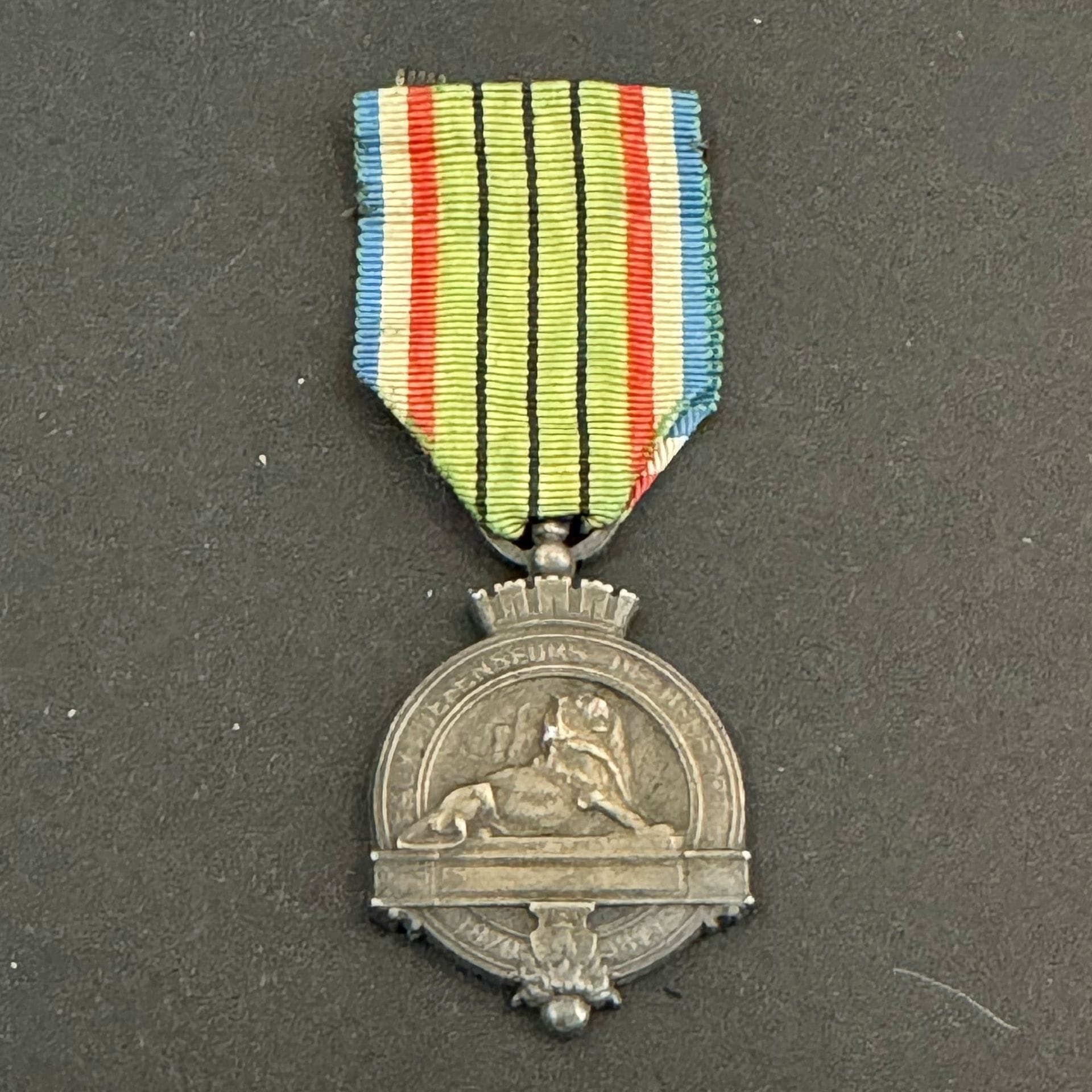 FRANCE 
Médaille des défenseurs de Belfort (1870-1871). 
En métal argenté. Ruban ancien. Anneau plat, fixe. 
T.T.B. à SUP.