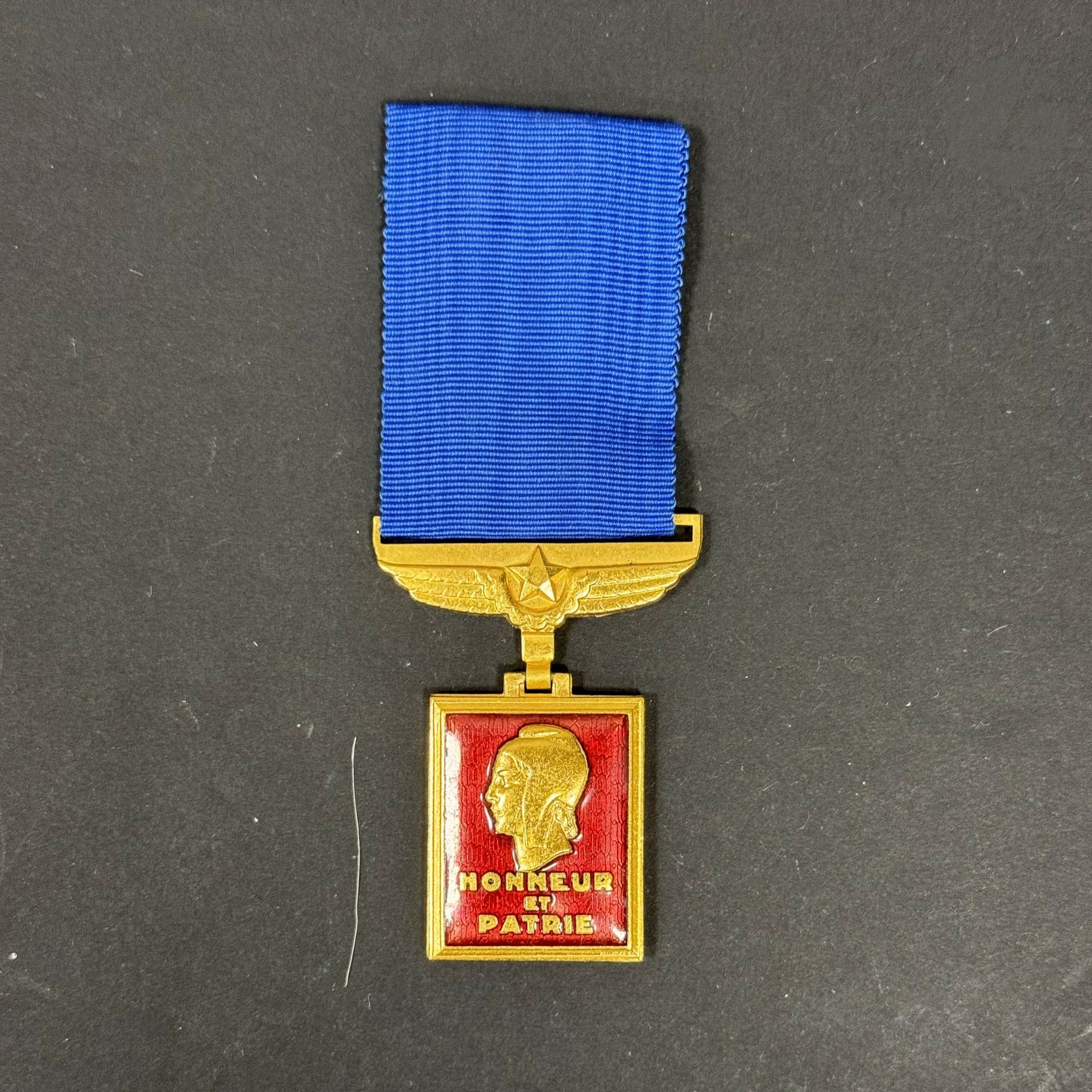 FRANCE
MÉDAILLE DE L’AÉRONAUTIQUE
Trois médailles de l’aéronautique en bronze doré et émail. 
Une de fabrication de la Monnaie de Paris avec miniature et une de fabrication privée. 
Dans leurs écrins de la Monnaie de Paris et de P. LAROCHE à Angers. 
T.T.B.