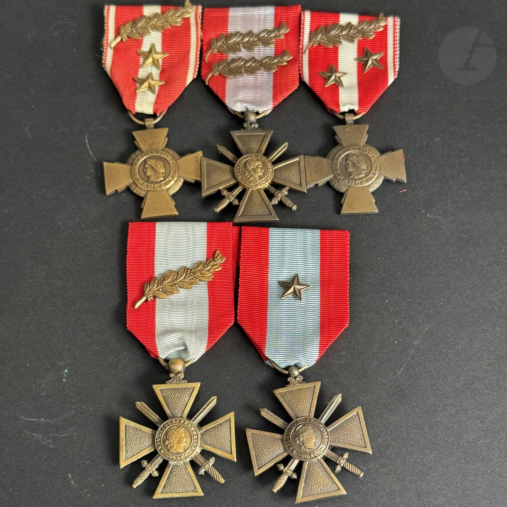 FRANCE
CROIX DE GUERRE TOE - VALEUR MILITAIRE 
- Trois croix de guerre TOE, de deux modèles. 
Une à une étoile, une à une palme et une à deux palmes. 
- Deux croix de la valeur militaire. 
Rubans à deux étoiles et une palme.