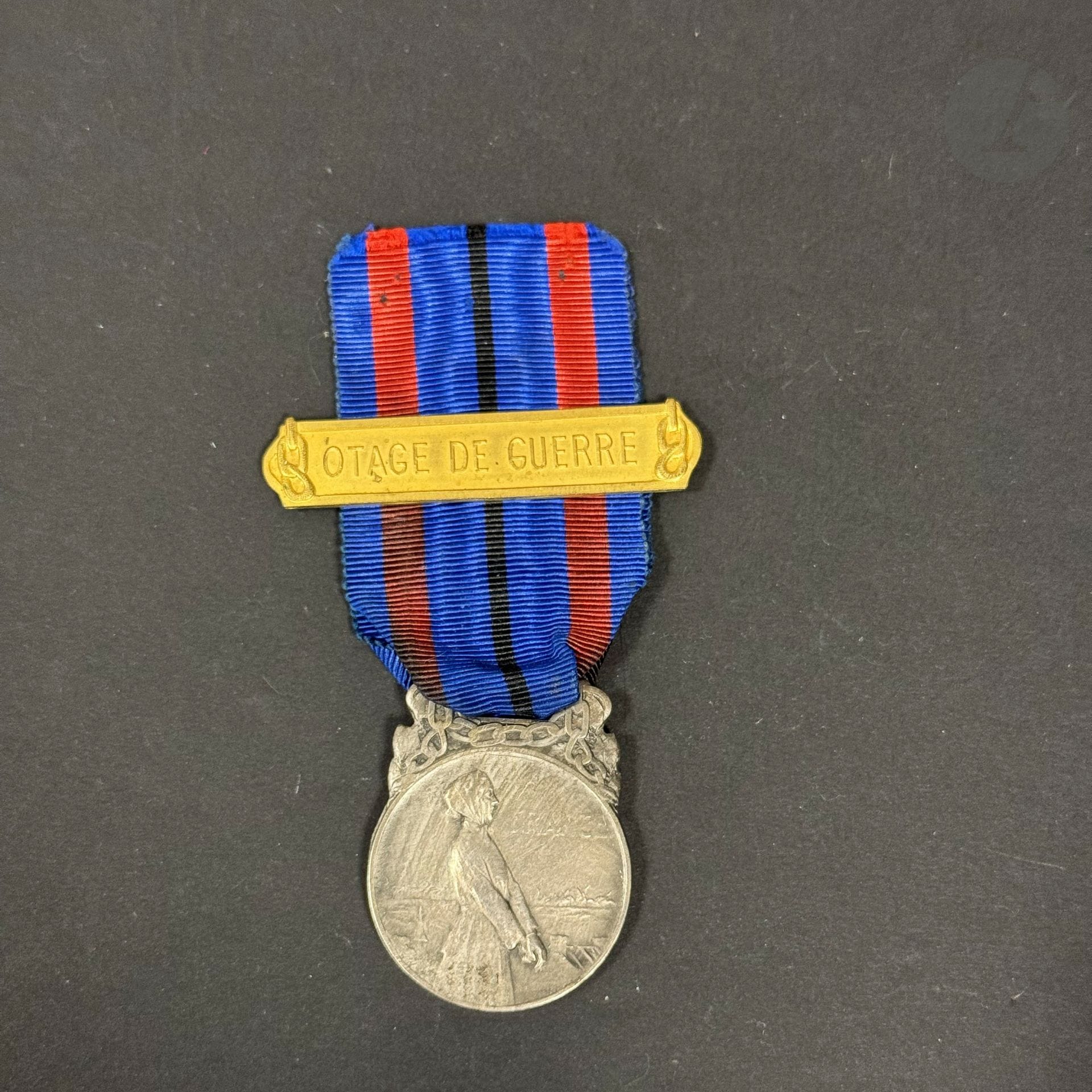 FRANCE 
Médaille « aux victimes de l’invasion » de 2e classe, degré « argent » (1921). 
En bronze argenté. Poinçon triangulaire du fabricant et « D » du graveur Dautel. Ruban à agrafe en métal doré « OTAGE DE GUERRE ». 
39 x 28 mm
SUP. 

Provenance : Ancienne collection Souyris Rolland.