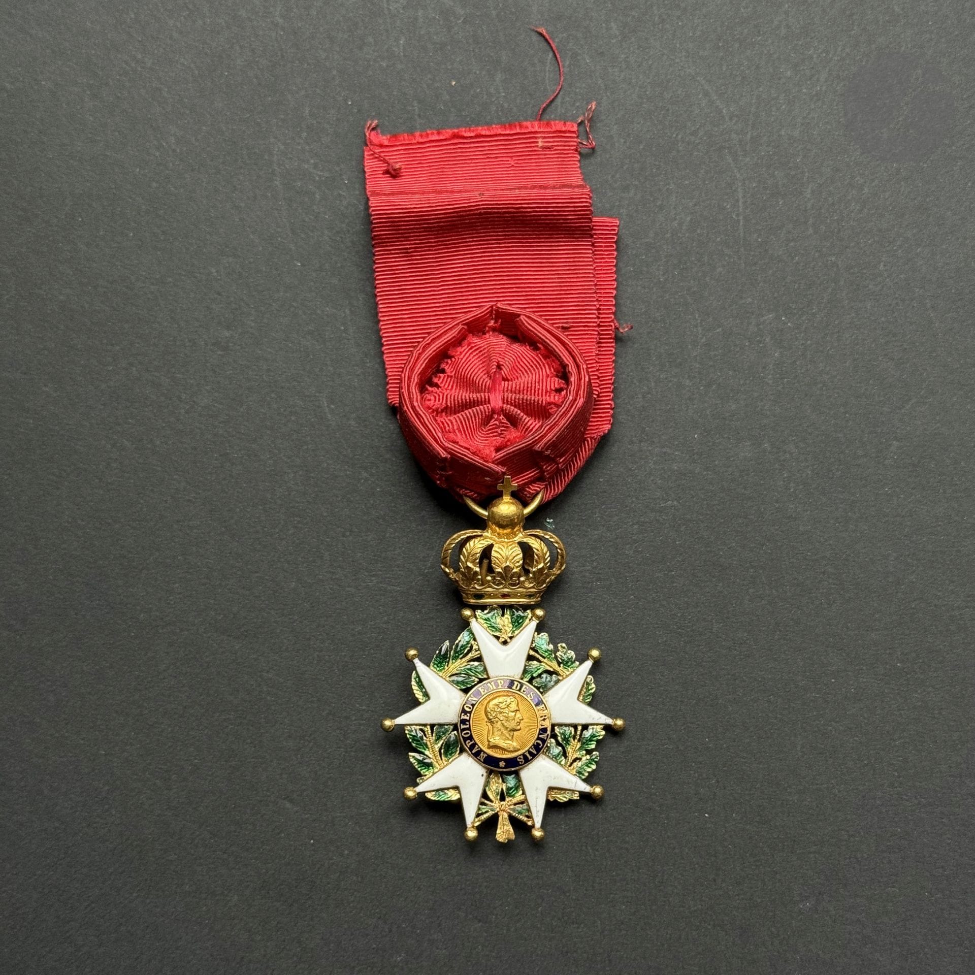 FRANCE 
ORDRE DE LA LÉGION D’HONNEUR
Étoile d’officier d’époque Présidence. 
Or et émail (éclats). Ruban à rosette ovoïde. Poinçon tête d’aigle sur l’anneau. 
60 x 40 mm - Poids brut : 19,3 g
T.B.