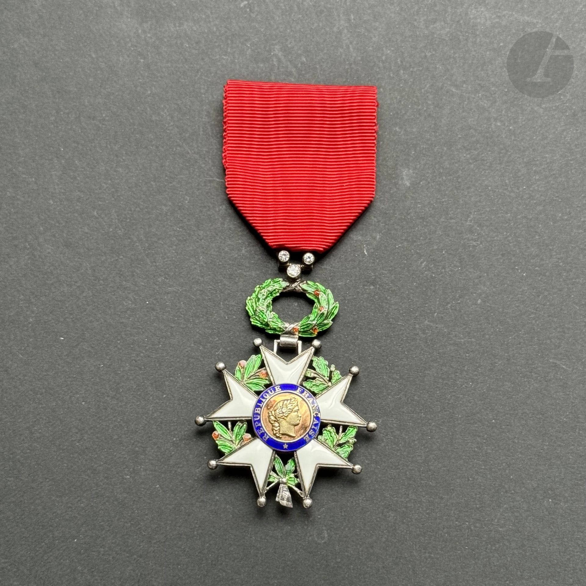 FRANCE 
ORDRE DE LA LÉGION D’HONNEUR 
Étoile de chevalier, modèle de luxe d’époque IVe République. 
En argent, à filets, et émail (infimes éclats). Centres en trois parties en vermeil. La bélière ornée de trois petits diamants taillés en rose. 
Poinçon tête de sanglier. Ruban. 
Dans son écrin avec plaque d’attribution gravée « Les maires des communes de l’arrondissement de Tournon en témoignage de sympathie à Monsieur BONIS CHARANCLE leur dévoué sous-préfet Tournon Octobre 1953 ». 
60 x 40 mm - Poids brut : 24 g
T.T.B.

Il s’agit de Jacques BONIS CHARANCLE (1911-1969), qui meurt en fonction comme préfet des Yvelines.